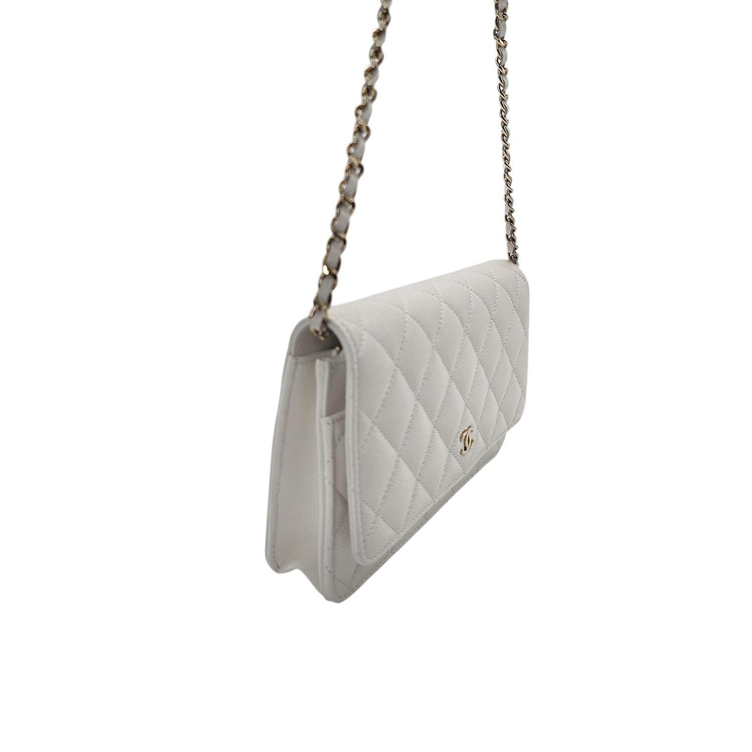 Donna Chanel Portafoglio classico bianco in caviale con catena WOC in vendita