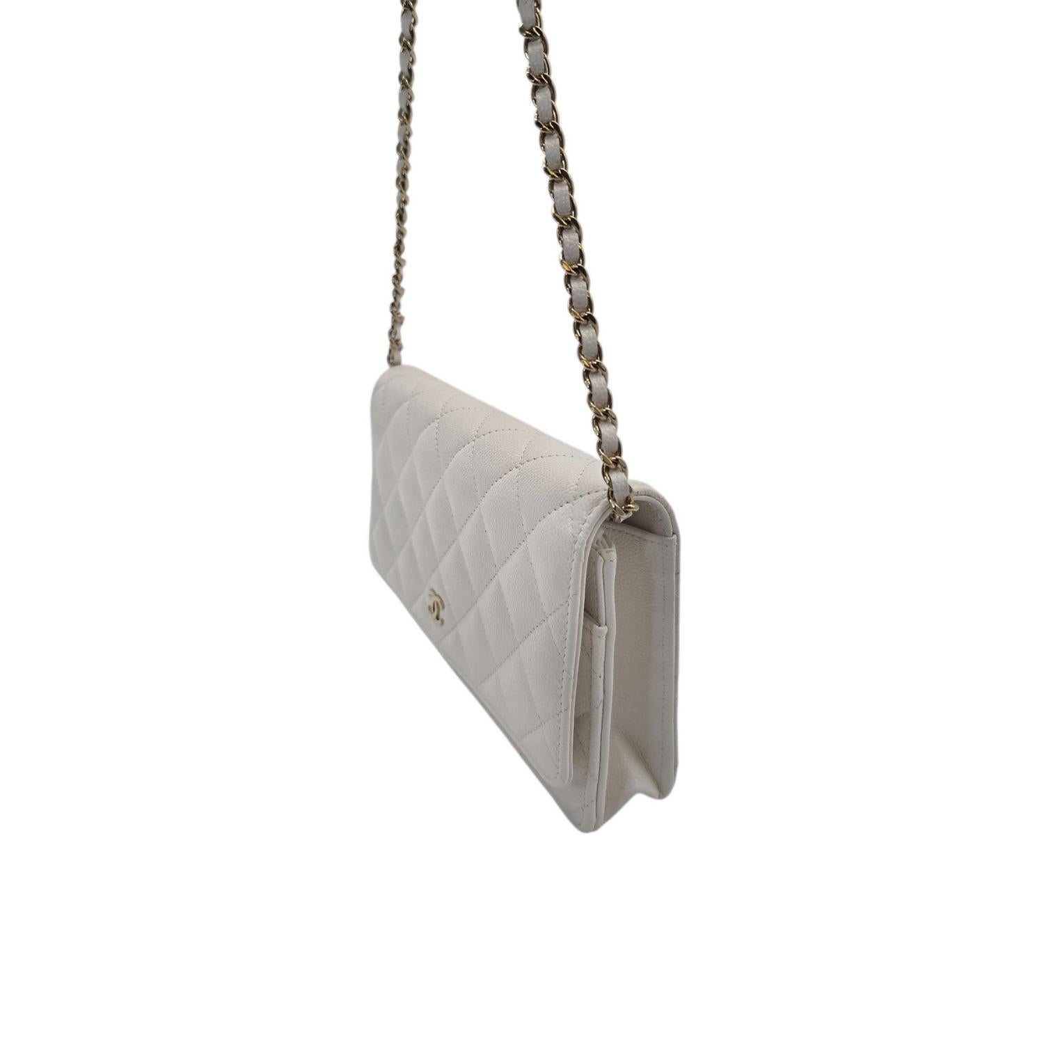 Chanel Portafoglio classico bianco in caviale con catena WOC in vendita 1