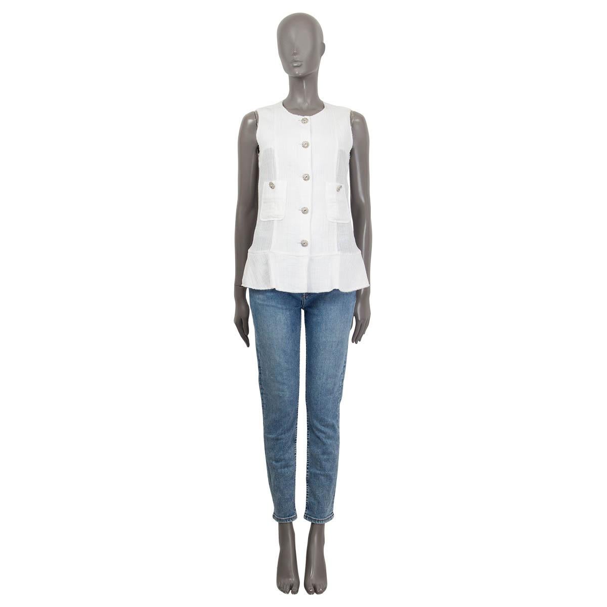 100% authentic Chanel 2012 sleeveless blouse in off-white cotton (48%), rayon (32%) and nylon (20%). Features two buttoned patch pockets on the front and a flared hemline. Opens with five buttons on the front. Unlined. Has been worn and is in