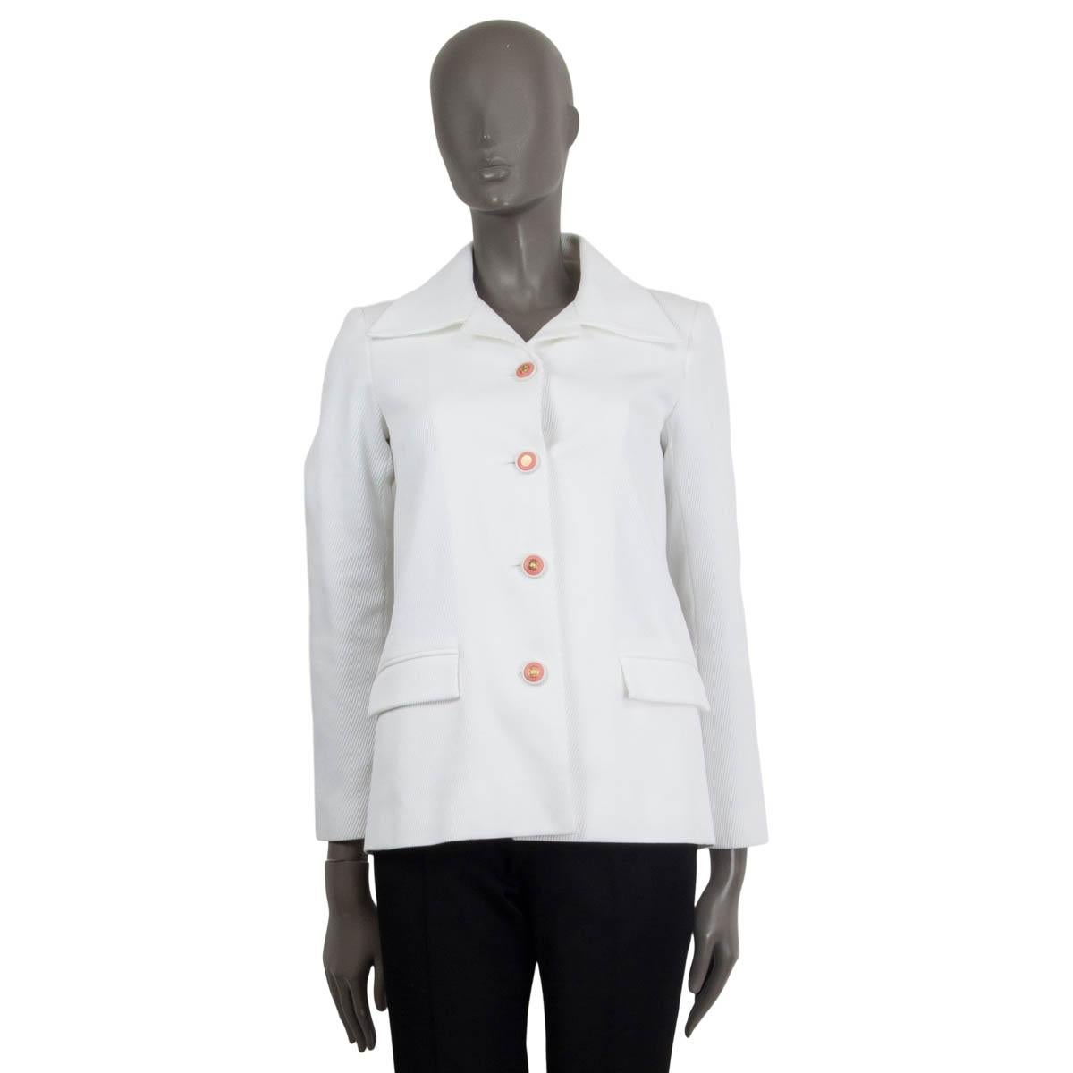 100% authentic Chanel Spring/Summer 2015 ribbed blazer in white cotton (100%). Comes with the signature chain around the inside of the hemline and has two sewn-shut pockets on the front. Opens with four pink CC buttons on the front and the cuffs.