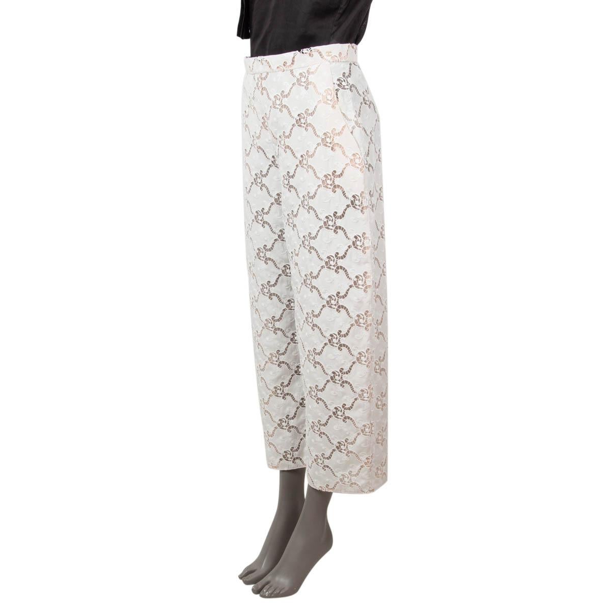 100% authentische Chanel Hose mit weitem Bein aus weißer Baumwolle (70%) und Polyester (30%) mit Lochstickerei. Gefüttert mit nackter Seide (100%). Sie lassen sich mit einem Reißverschluss auf der Rückseite öffnen und haben geschlitzte