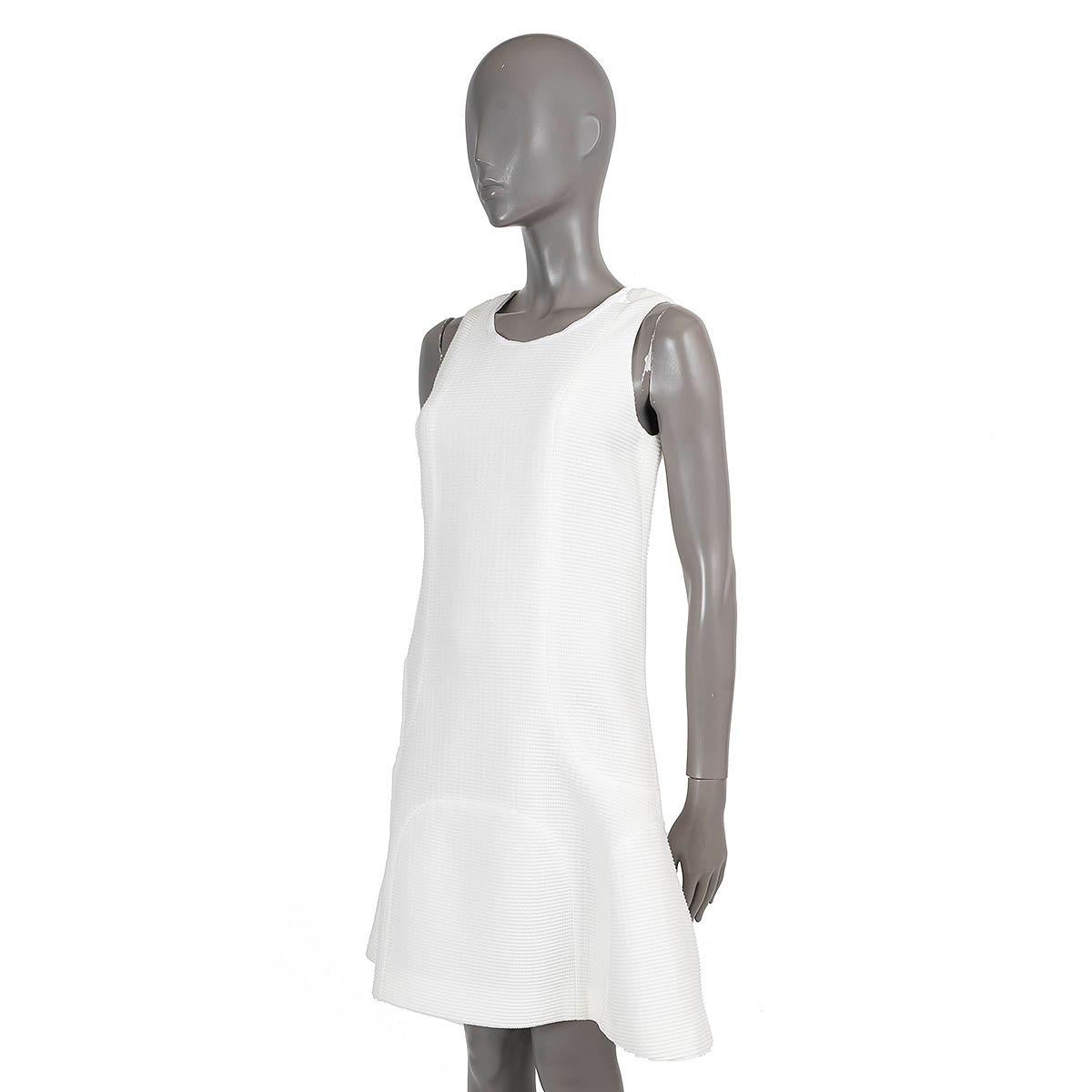 Vestido corto trompeta de canalé 100% auténtico Chanel, de algodón blanco roto (81%) y nailon (19%). Se cierra con corchete y cremallera invisible en la espalda. Forro de seda negra (100%). Se ha usado y está en excelentes condiciones. 

2012