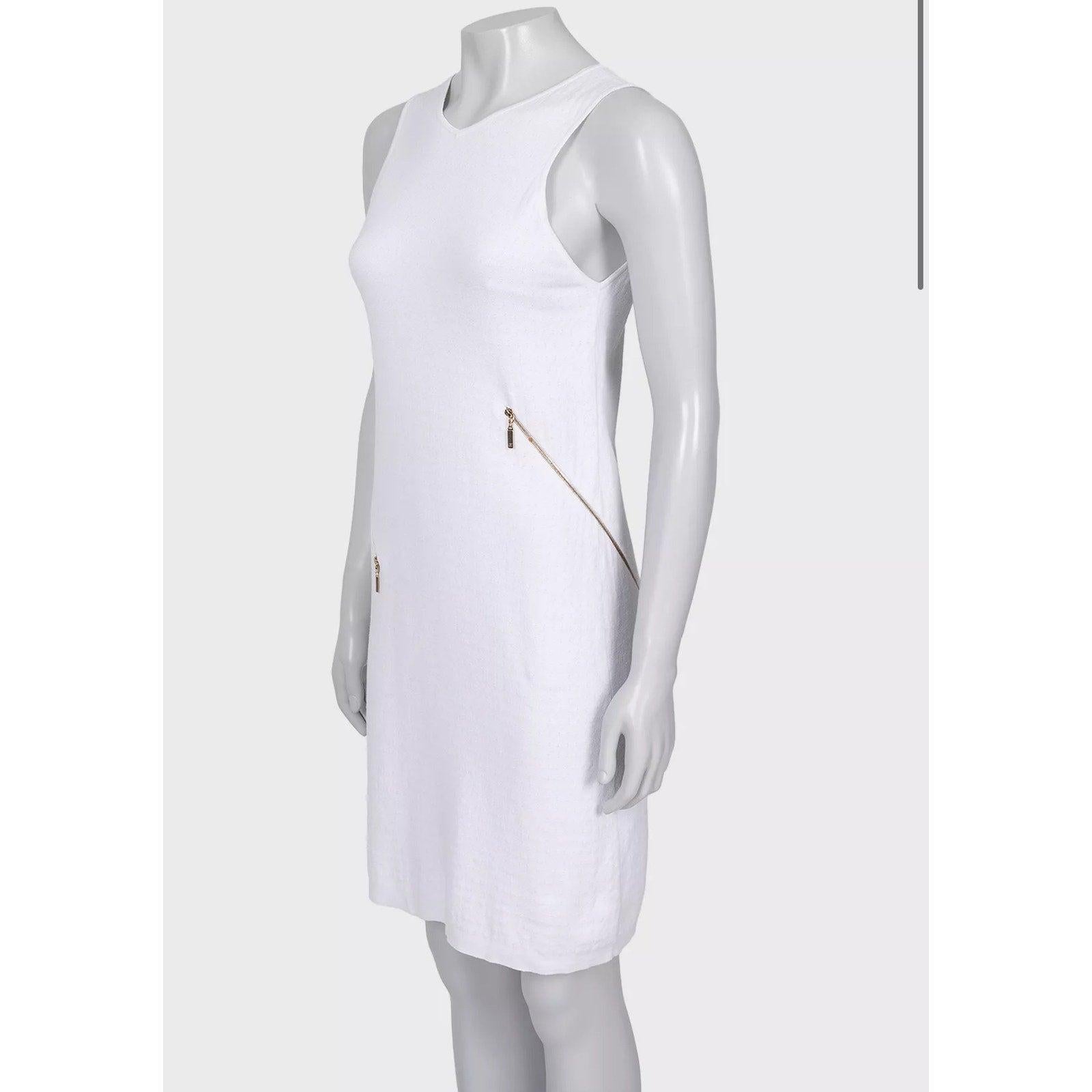 Gehen Sie stilvoll aus mit diesem umwerfenden weißen Kleid von Chanel! Dieses elegante Kleidungsstück hat eine schmale Passform, die Ihre Silhouette perfekt betont. Das Kleid ist aus einer bequemen Baumwoll-Elastan-Mischung gefertigt, die für eine