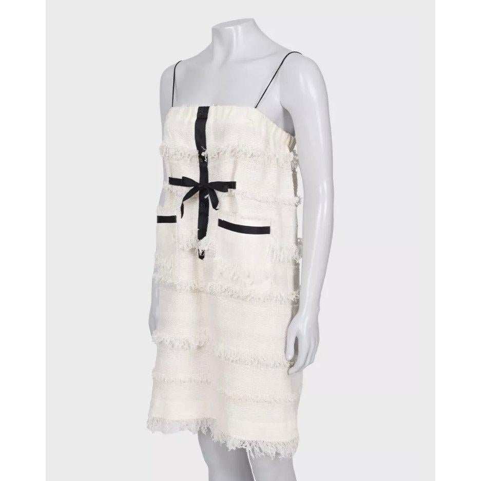 ¡Impresionante vestido blanco Chanel de la Colección de Pasarela Primavera 2008! Este vestido es toda una declaración de intenciones, con corte recto, diseño sin mangas y encantadores detalles desmontables. 

Talla: FR40 (Grande, pero va pequeña,