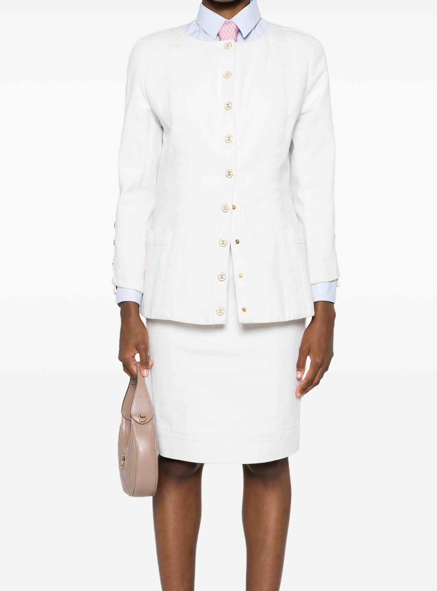 Chanel 1990s white cotton CC-button jacket featuring round neck, front button fastening, CC-logo embossed, gold-tone buttons, long sleeves, buttoned cuffs, two side patch pockets, straight hem.
Composition: Cotton 98%, Spander 2%
Circa