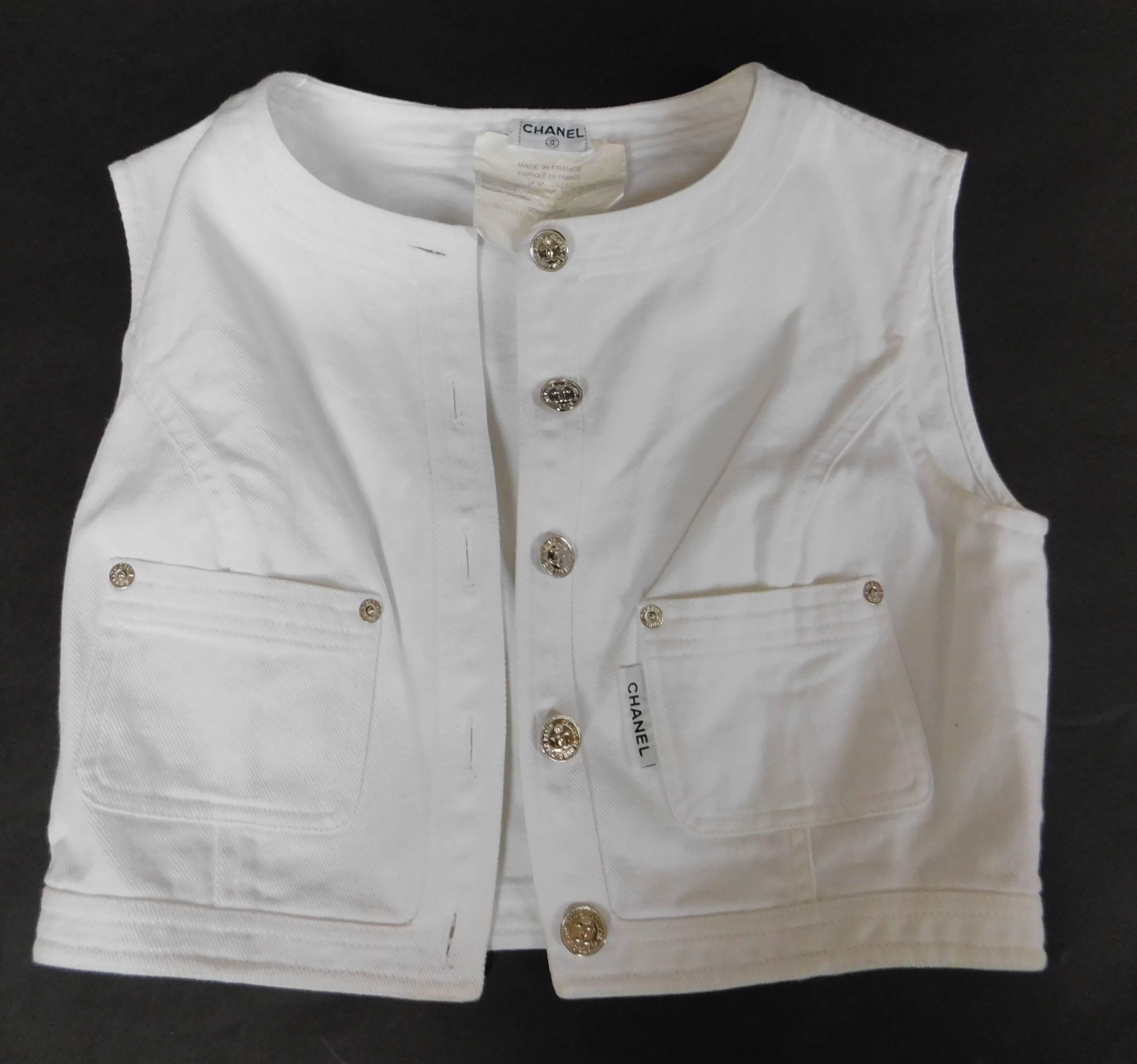 This white Chanel denim vest is the ultimate in French casual chic. Wear it alone or with a t-shirt , over a dress or open with a fitted black cashmere turtleneck.
Marked as EU size 40, fits a USA size 6-8.
1996 collection