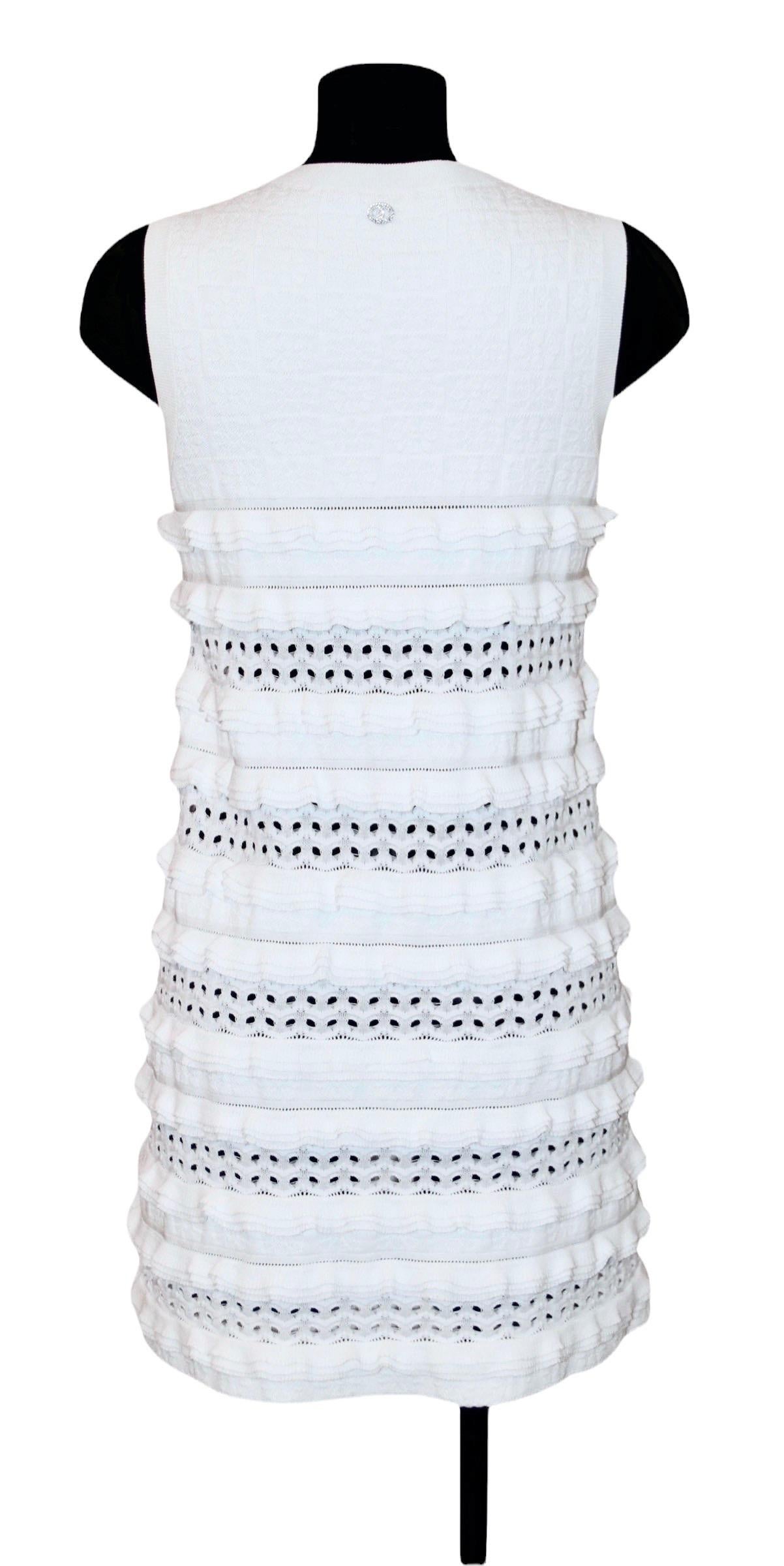 Dieses sehr charmante ärmellose Kleid des Hauses Chanel ist aus zarter weißer Baumwolle gefertigt.
Der runde Hals ist ärmellos, die Fransen und die Ohrringe sind mit Ornamenten verziert.

Stoff: 92% Baumwolle - 8 % Polyamide
Farbe: Weiß
Abmessungen: