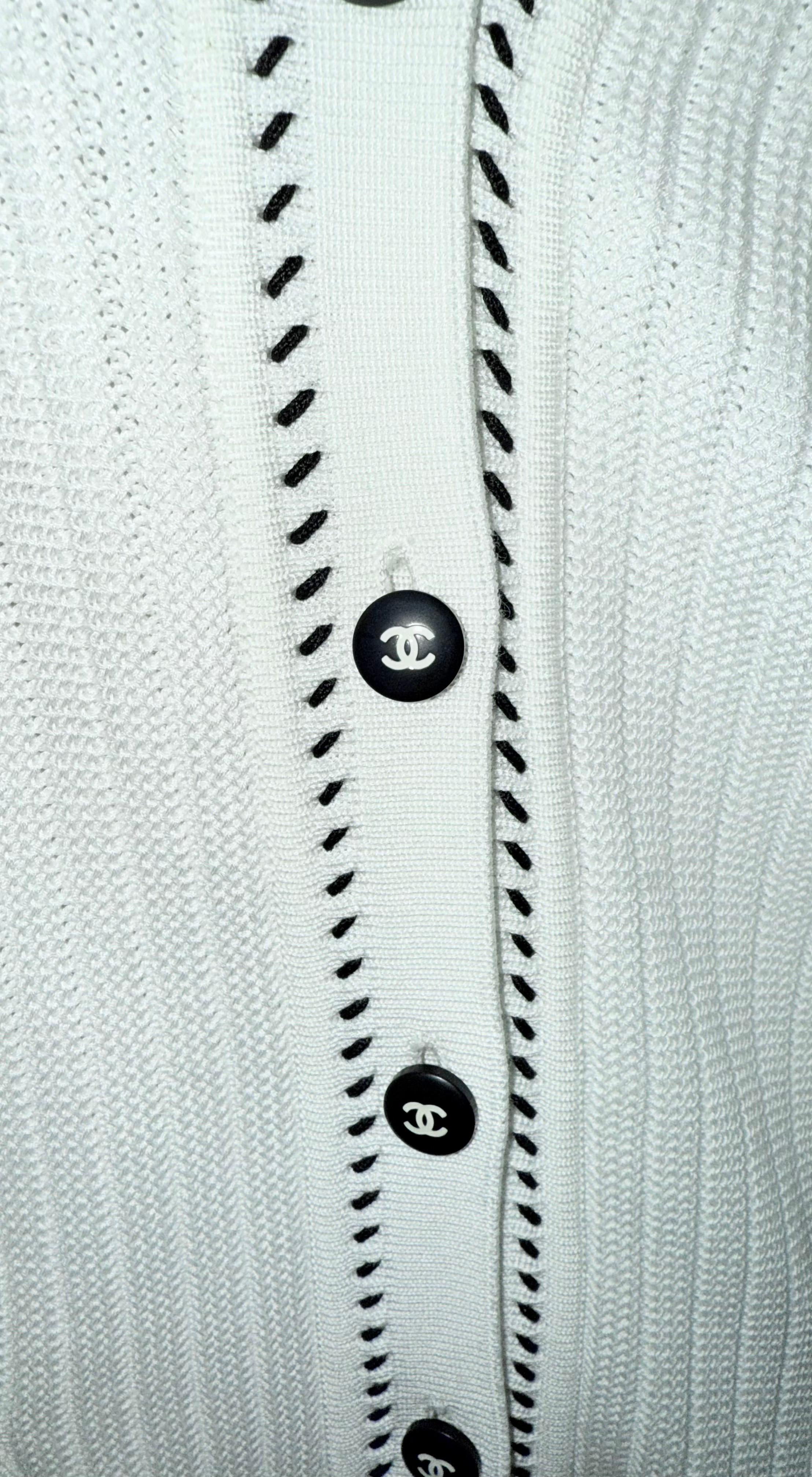 - Weiße Chanel Strickjacke aus Baumwolle mit langen Ärmeln aus der Collection'S von 1996. 

- Vordere Knöpfe mit geprägtem CC-Logo. 

- Nahtveredelung.

- Rippenstrickwaren.

- Zwei aufgesetzte Seitentaschen.

- Mittleres bis schweres Gewicht. 

-