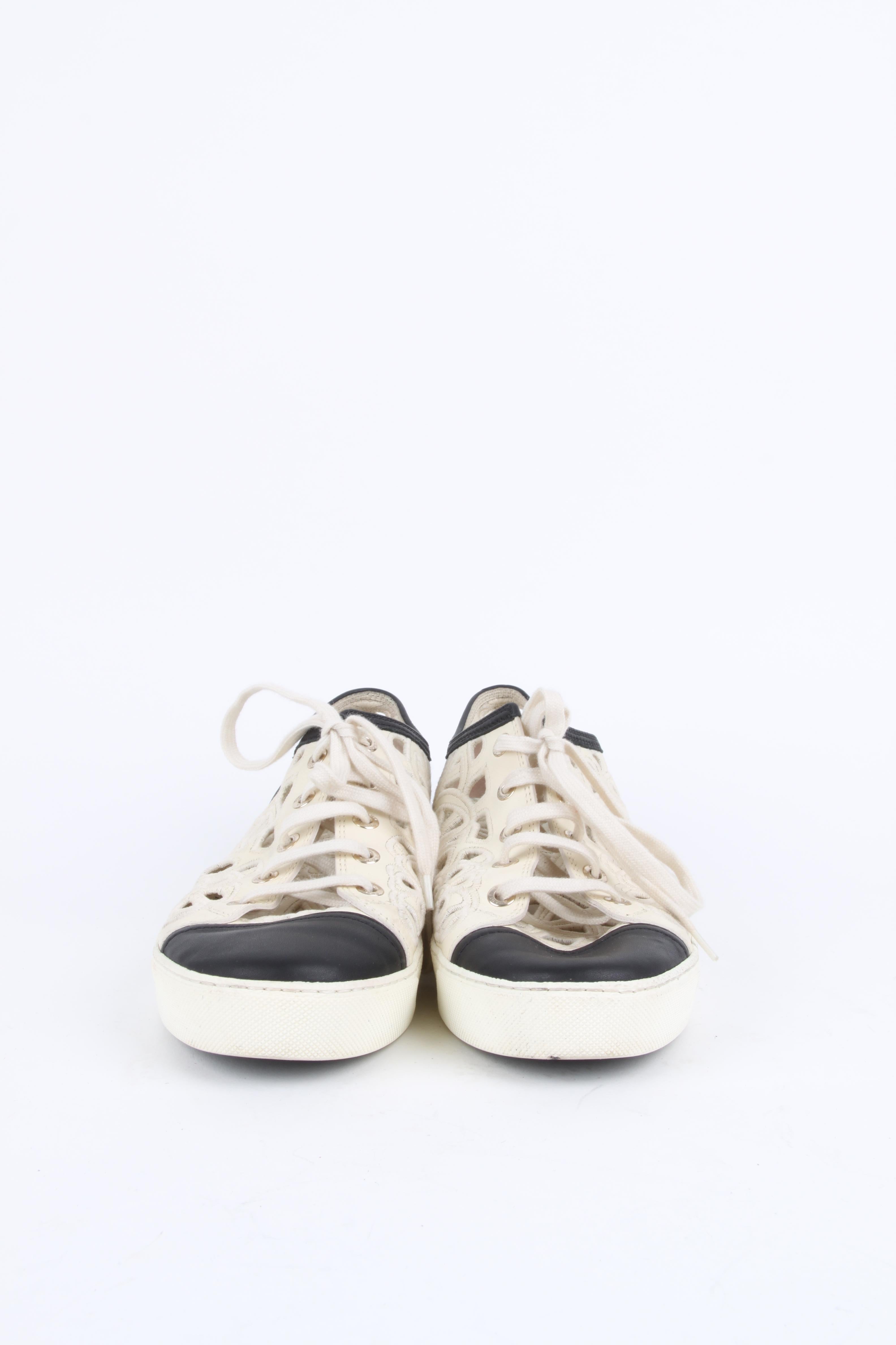 Chanel sneakers in white cotton and off-white soles. The fabric is cut-way lace, which gives this openwork effect and all in transparency featuring the iconic CC logo and camelia design and a leather insole.

Measurements:


Size 39.

Materials: