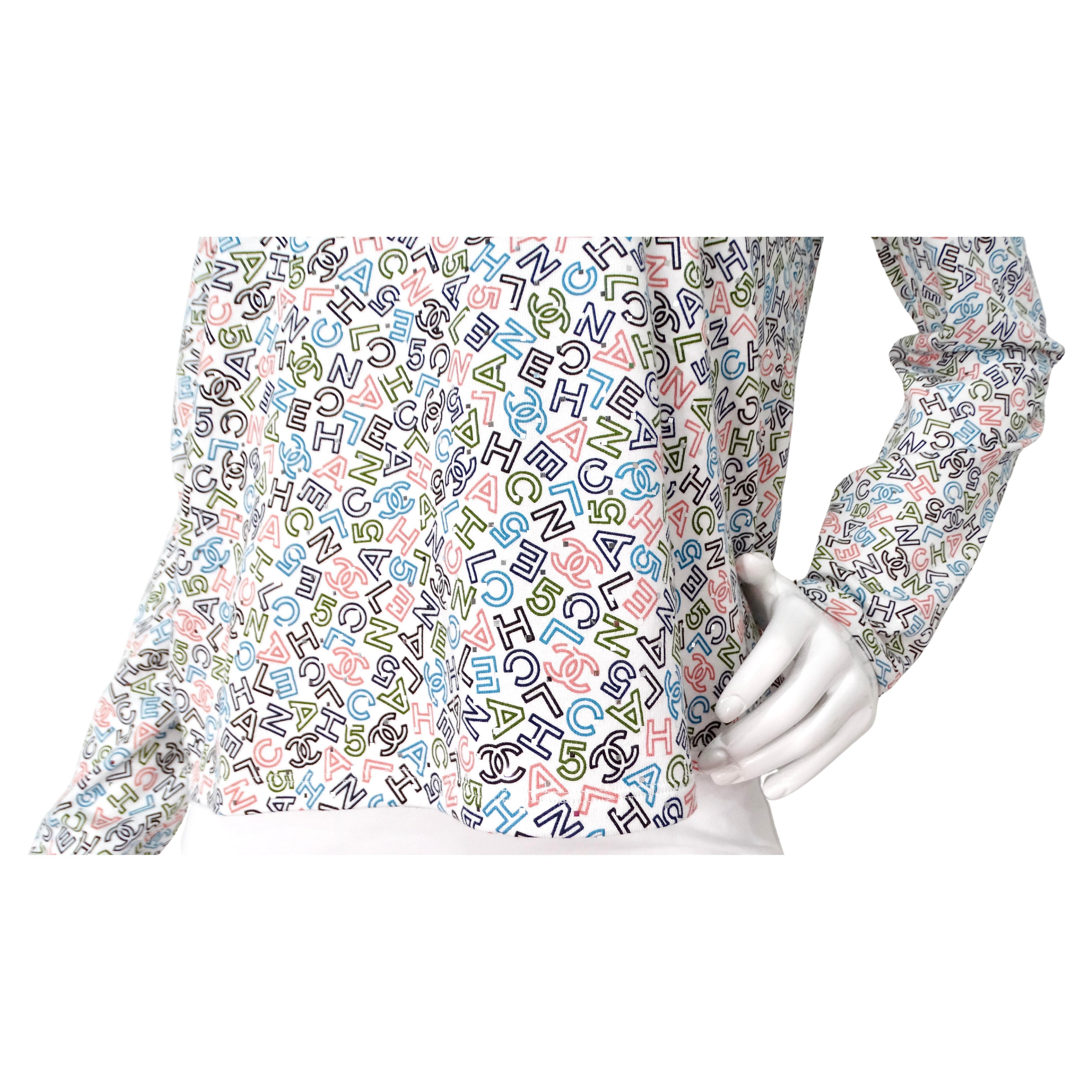 Il top a manica lunga Chanel White Cotton Logo Sequins è un capo straordinario che combina perfettamente lusso e stile contemporaneo. Realizzato in morbido cotone di alta qualità, questo top offre comfort e raffinatezza. L'elemento di spicco è