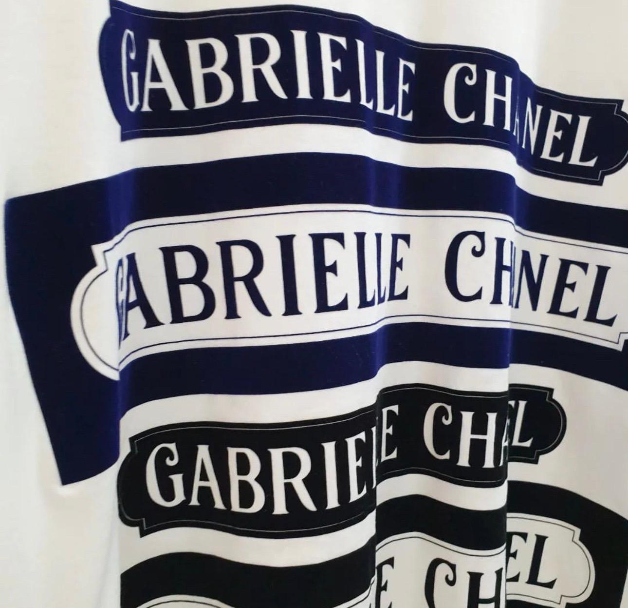 Chanel Gabrielle white sweatshirt from 2017 spring collection. 
Velvet inscription in black and blue. 
Very good condition.
Size mark 40fr. 
Small flaws seen on pics.