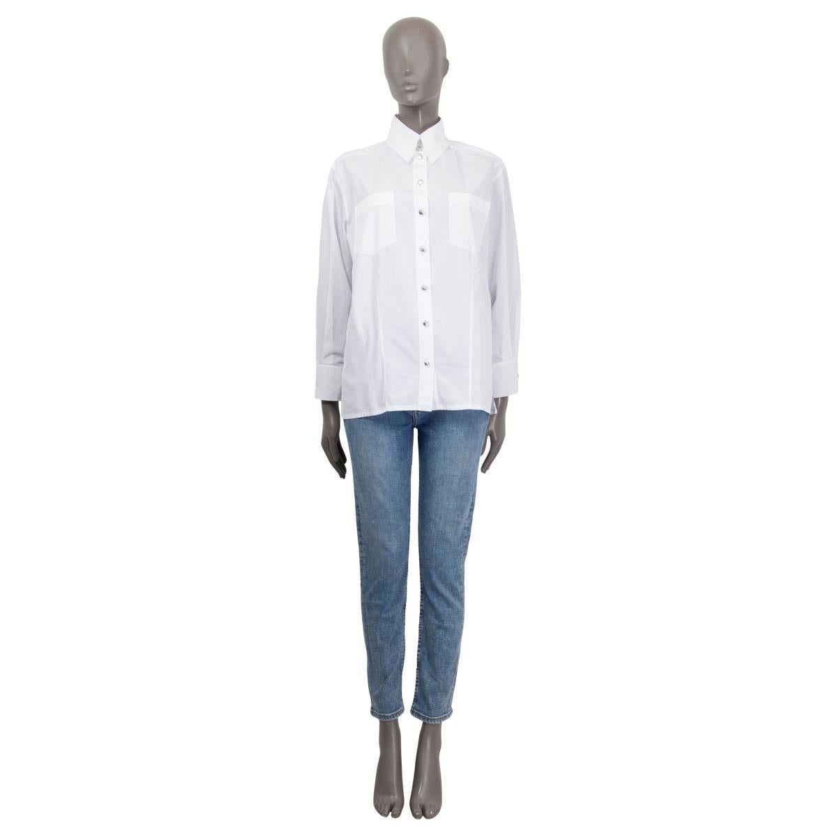 100% authentic Chanel classic poplin shirt in white cotton (100%). Features two patch pockets on the front and buttoned cuffs. Opens with nine silver-tone metal buttons on the front. Unlined. Has been worn once and is in virtually new condition.