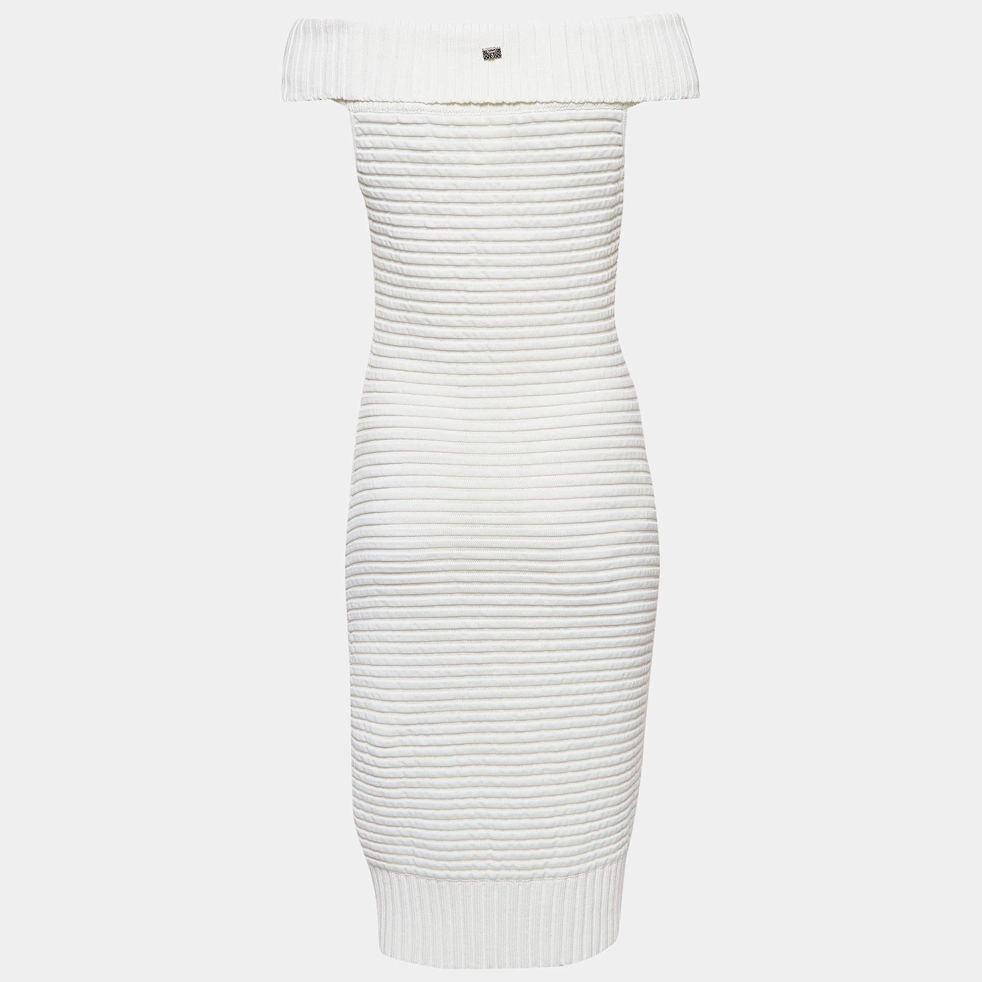 The fine artistry and the feminine silhouette of this Chanel dress exhibit the label's impeccable craftsmanship in tailoring. It is stitched using quality materials, has a good fit, and can be easily styled with chic accessories, open-toe sandals,