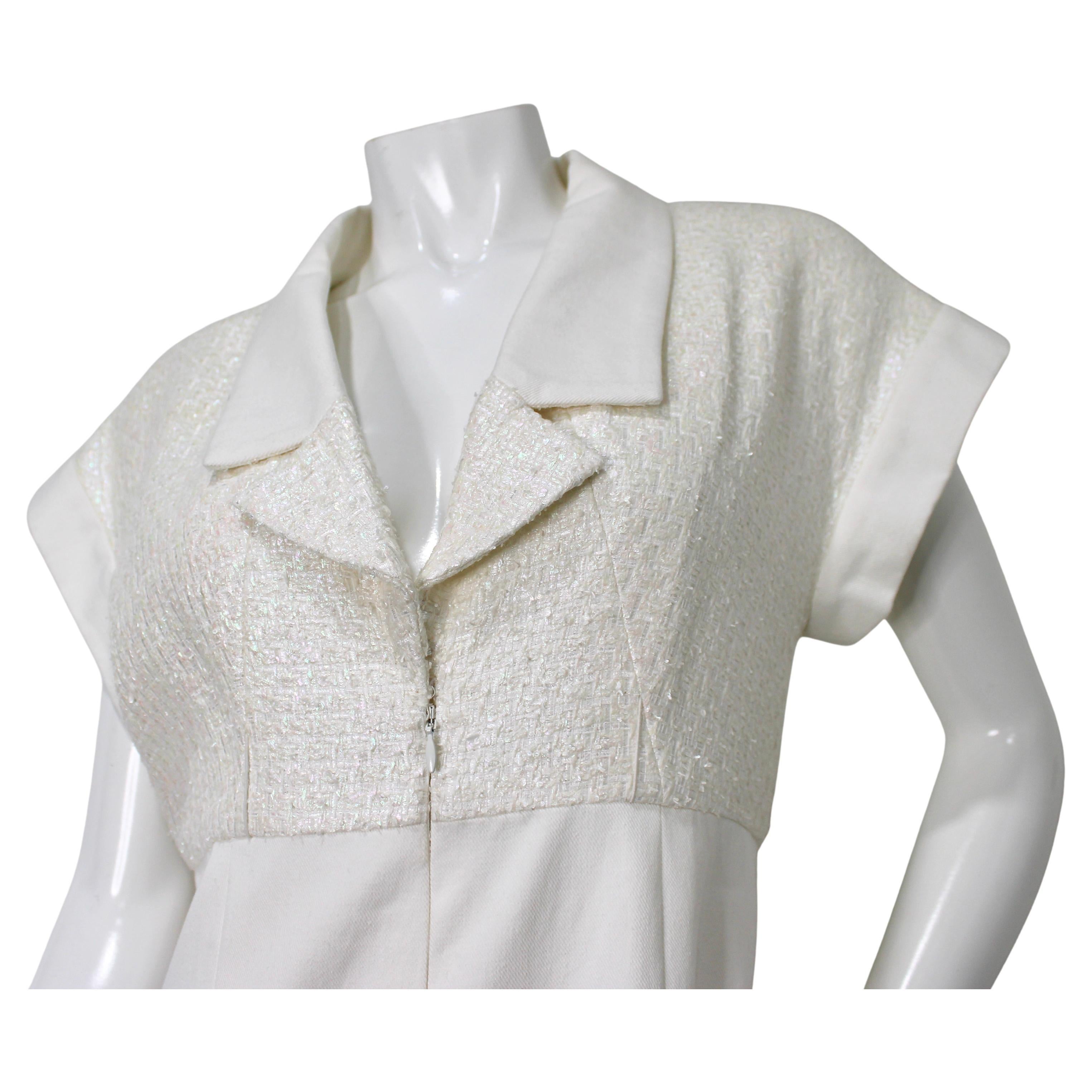 El Mono Chanel Blanco de Algodón y Tweed Iridiscente de Pierna Ancha desprende una sofisticada elegancia con un toque contemporáneo. El top presenta un lujoso tejido de tweed, famoso por su herencia clásica de Chanel, impregnado de un brillo