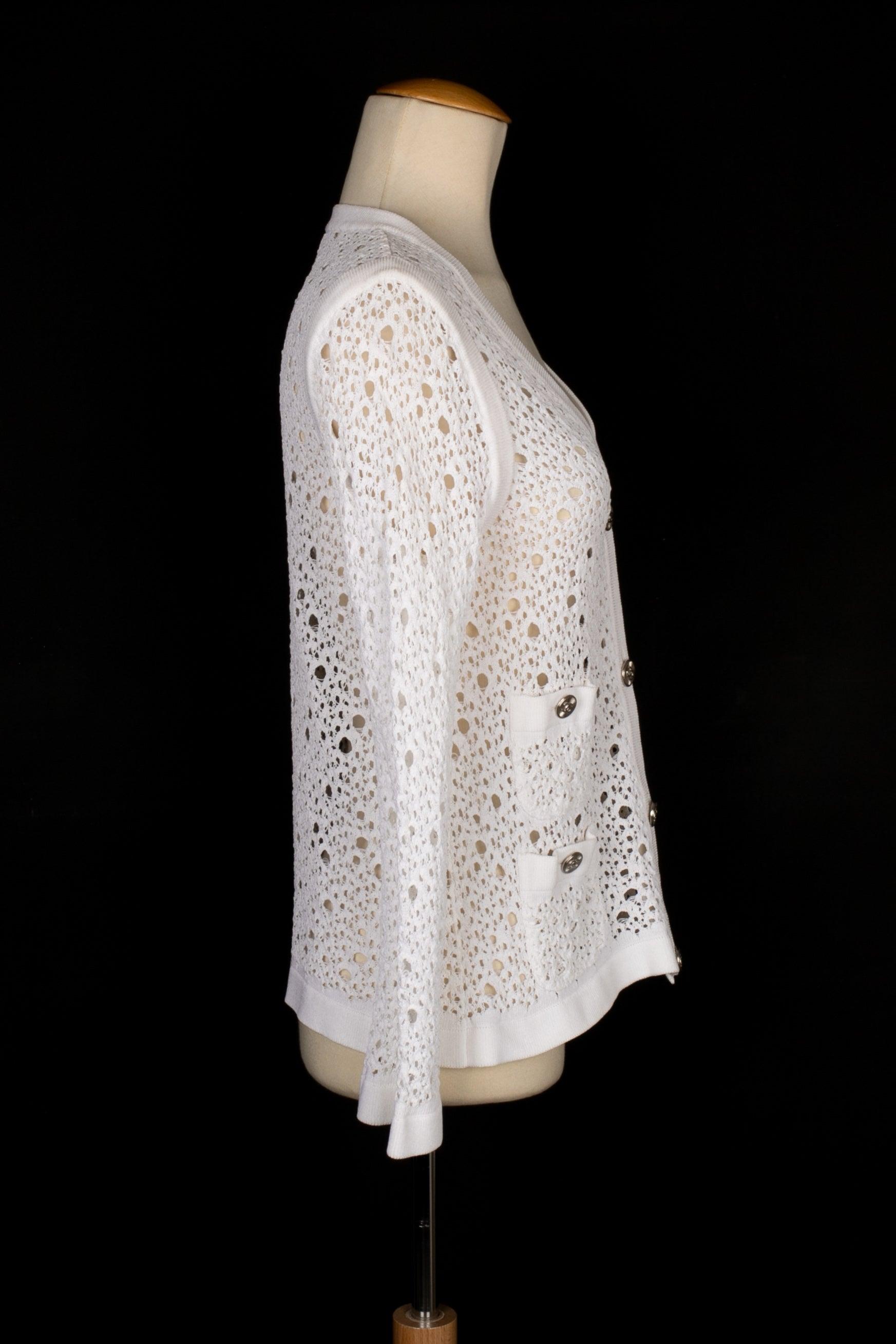 Chanel - (Made in France) White crochet blouse. Size 42FR indicated.

Additional information:
Condition: Very good condition
Dimensions: Shoulder width: 42 cm - Chest: 44 cm - Sleeve length: 58 cm - Length: 58 cm

Seller Reference: FH252