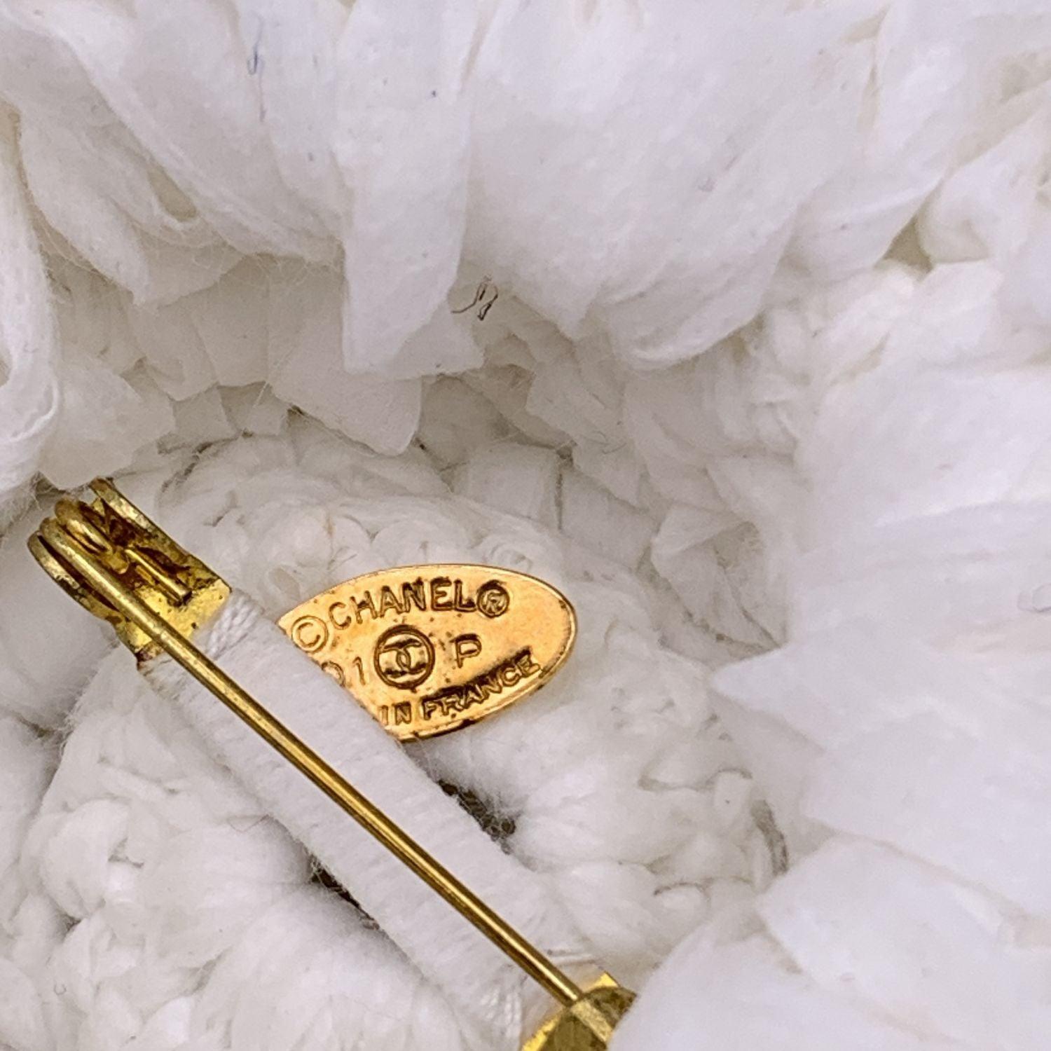 Chanel Broche fleur de camélia en crochet blanc 1