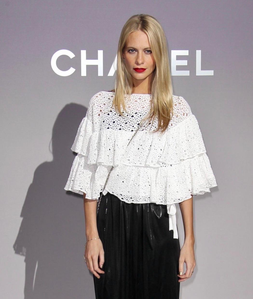 CHANEL Weißes gehäkeltes Stricktop im Carmen-Stil mit kalten Schurwolle-Bluse, gesehen auf Mohnbluse im Angebot 3