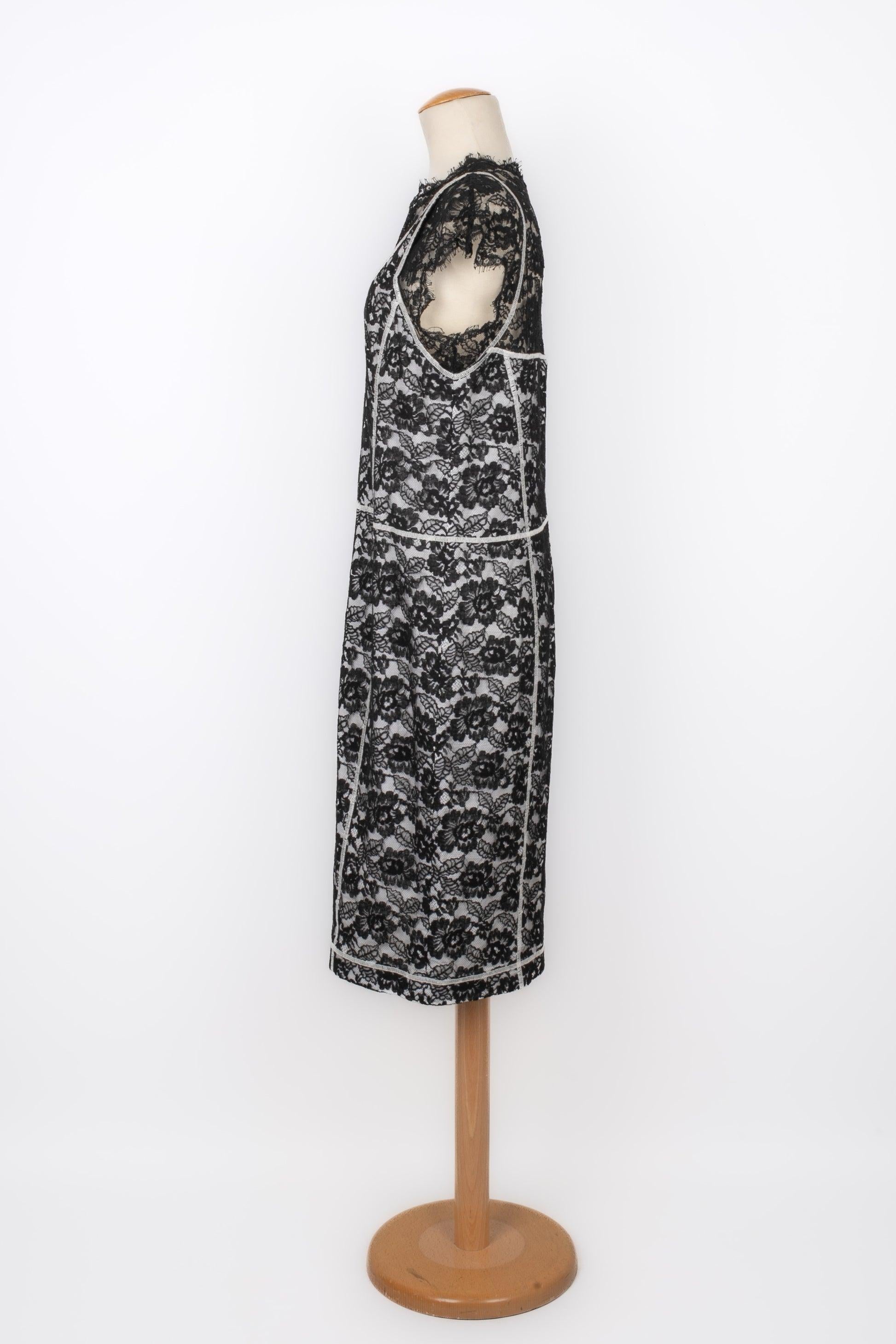 Chanel - (Made in France) White dress covered with black lace. Size 42FR indicated.

Additional information:
Condition: Very good condition
Dimensions: Chest: 50 cm - Length: 108 cm

Seller Reference: VR56
