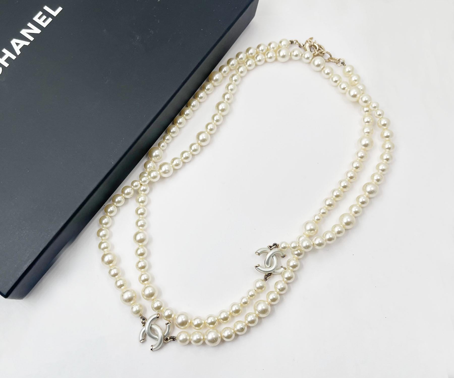 Chanel Weiße Emaille CC Perlenkette

*Markiert 17
*Hergestellt in Frankreich
*Wird mit der Originalverpackung und dem Etui geliefert.

-Er ist ungefähr 44