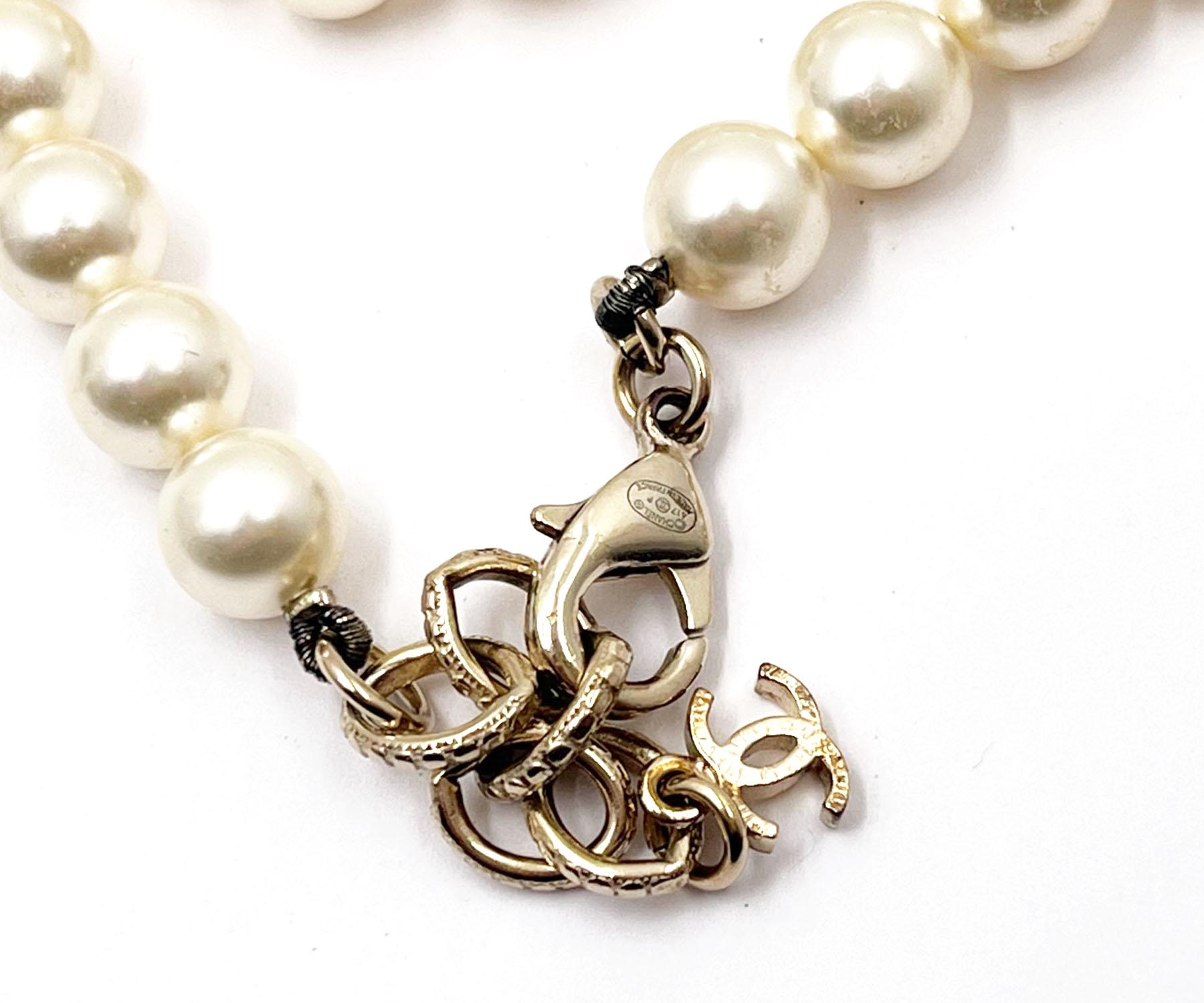 Chanel Weiße Emaille CC Perlenkette Damen