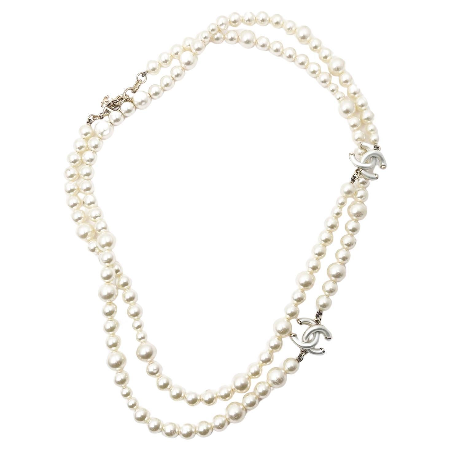 Chanel Weiße Emaille CC Perlenkette