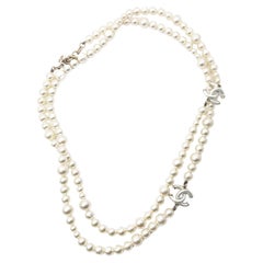 Chanel Weiße Emaille CC Perlenkette
