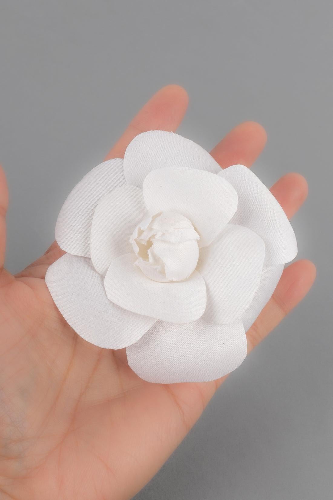 CHANEL - (Fabriqué en France) Broche camélia en tissu blanc.

Informations complémentaires :
Condit : Très bon état.
Dimensions : Diamètre : 9 cm
 
Référence du vendeur : BRB189