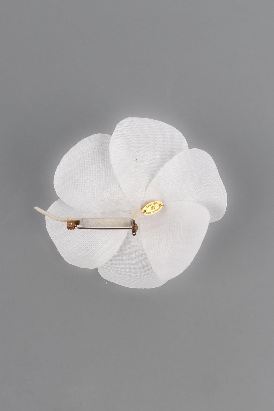 Chanel Broche camélia en tissu blanc Excellent état à SAINT-OUEN-SUR-SEINE, FR