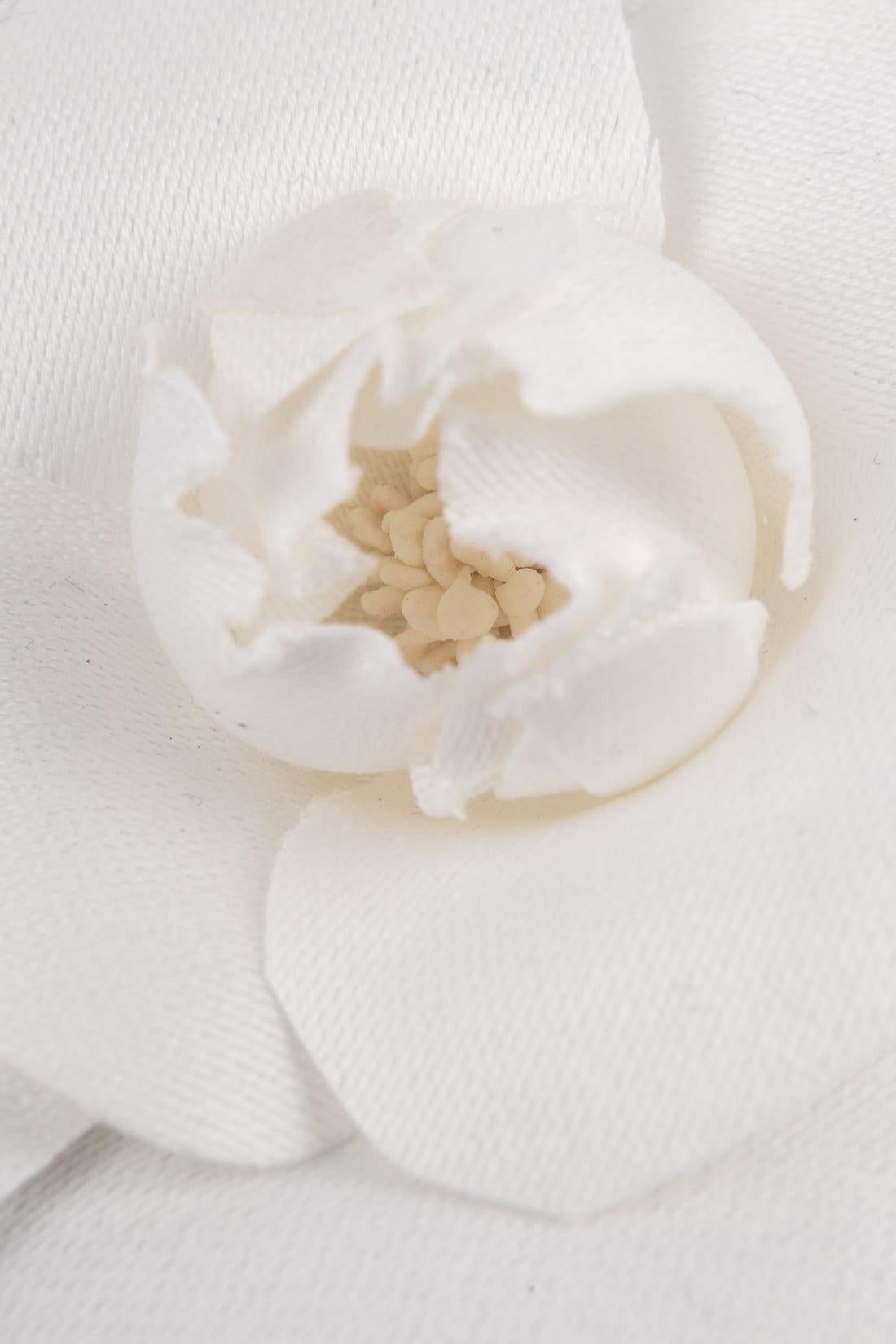  Chanel Broche camélia en tissu blanc Pour femmes 
