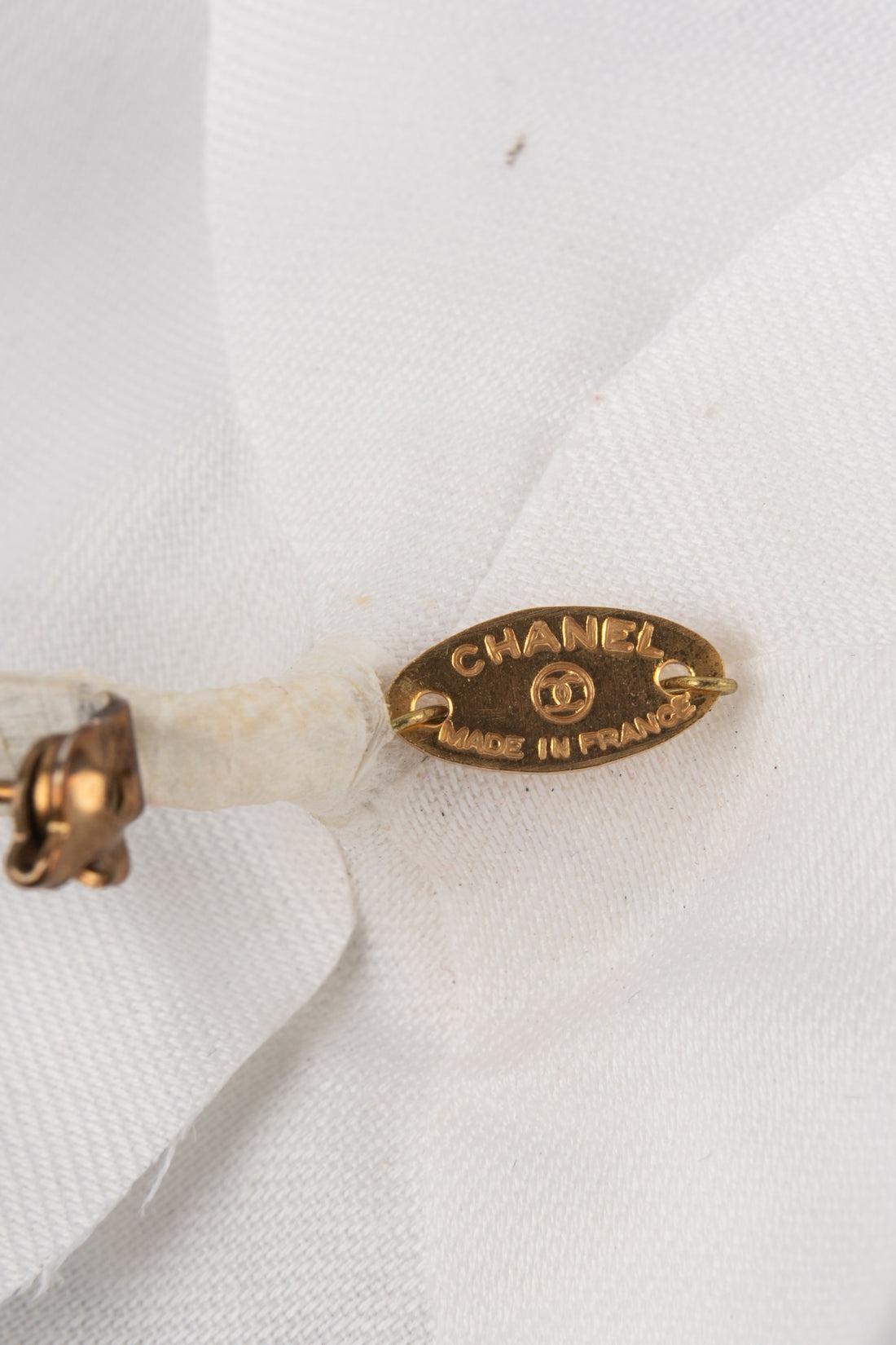 Chanel Broche camélia en tissu blanc 1