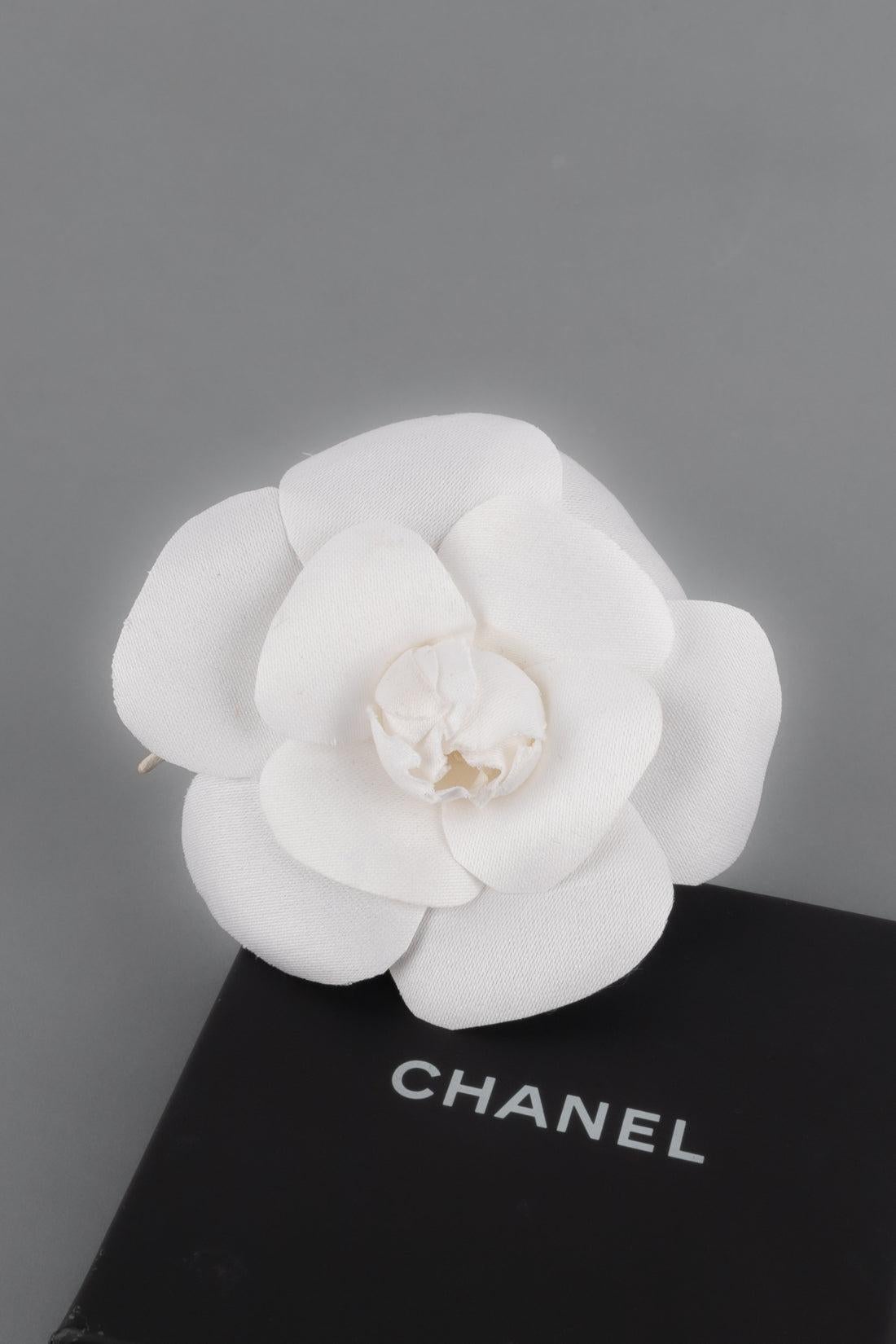 Chanel Broche camélia en tissu blanc 2