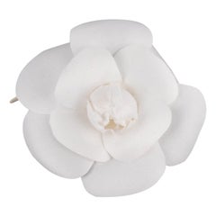 Chanel Broche camélia en tissu blanc