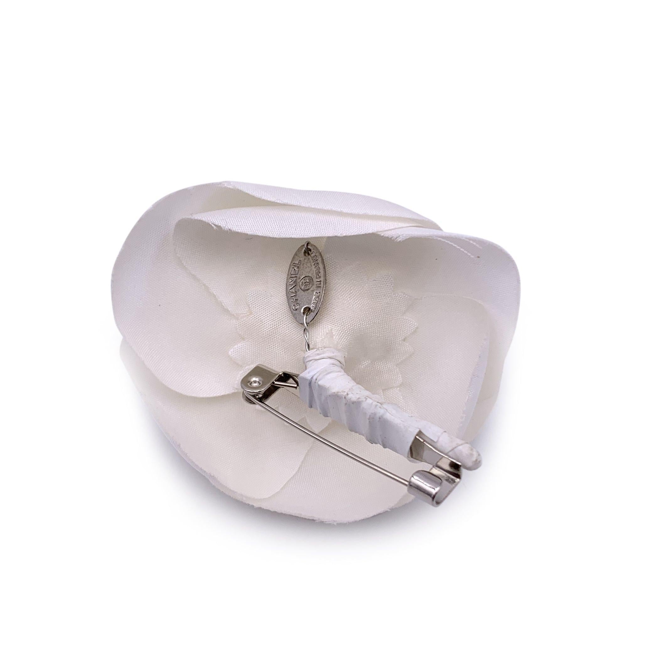 Chanel White Fabric Flower Small Camelia Camellia Brooch Pin In Excellent Condition In Rome, Rome