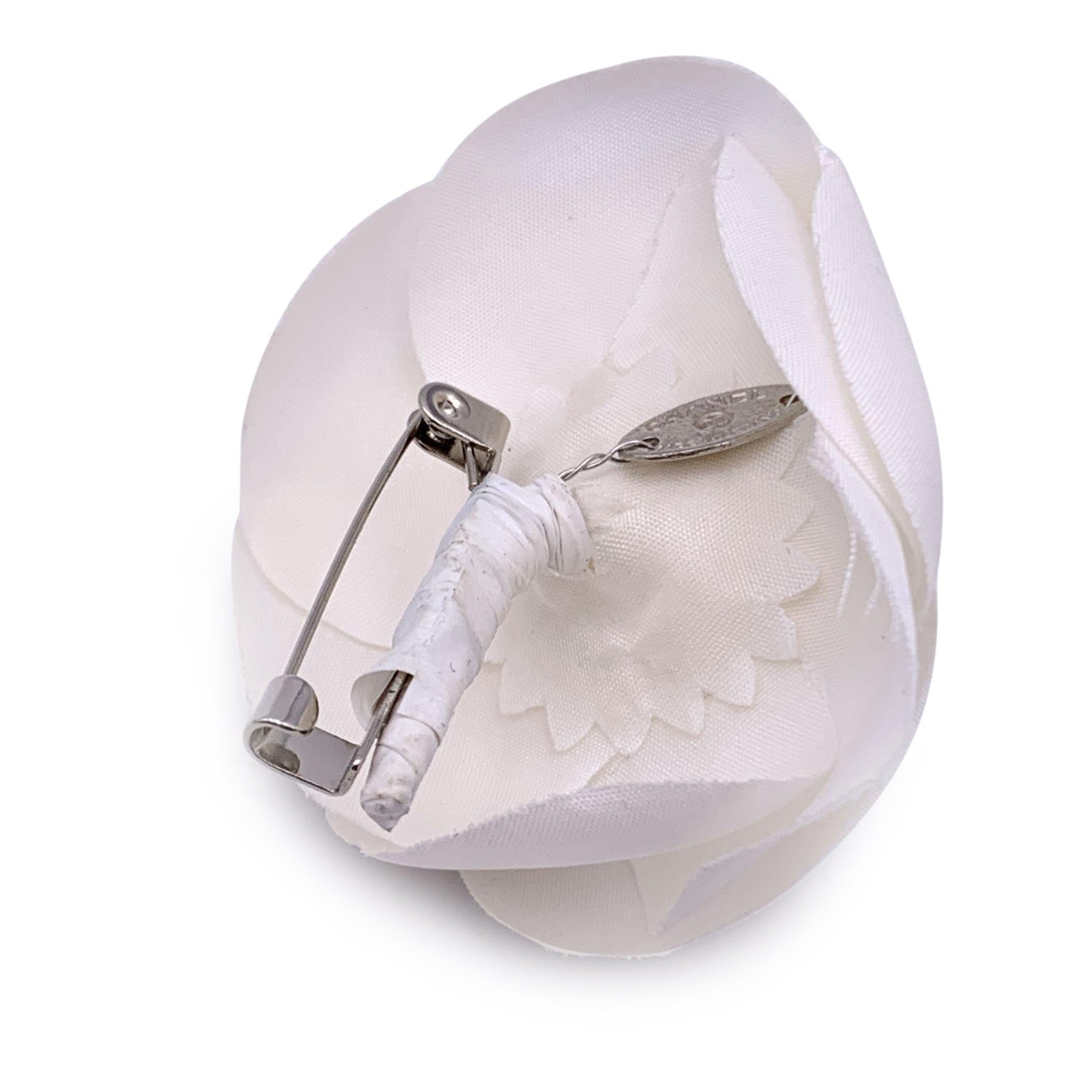 Women's Chanel White Fabric Flower Small Camelia Camellia Brooch Pin