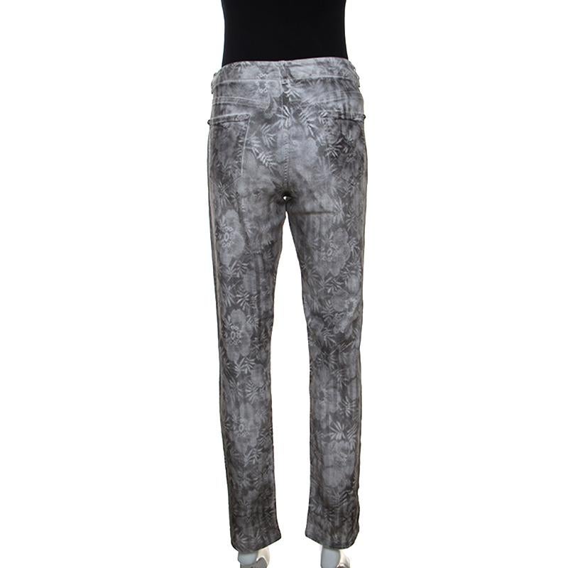 These denim jeans by Chanel have been exquisitely crafted. Made from a cotton blend, they are comfortable and easy to wear. They feature a lovely floral print throughout which contrasts well with the white of the denim. They feature front and back