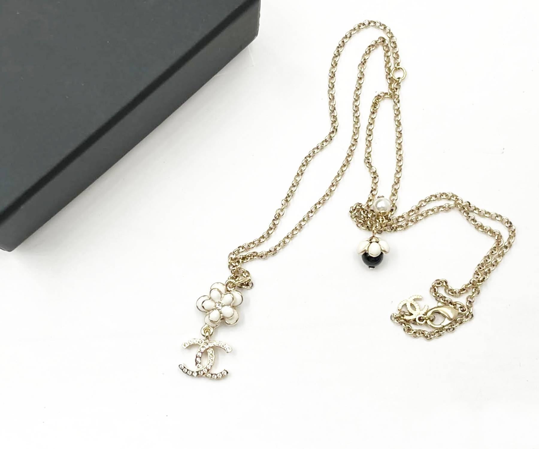 Chanel White Flower Gold CC Crystal Black Flower Necklace

*Marked 21
*Made in France
*Comes with the original box and pouch

-It is approximately 16″ to 23″.
-The pendant is approximately 1″ x 0.6″.
-Very pretty and classic

AB2261-00465