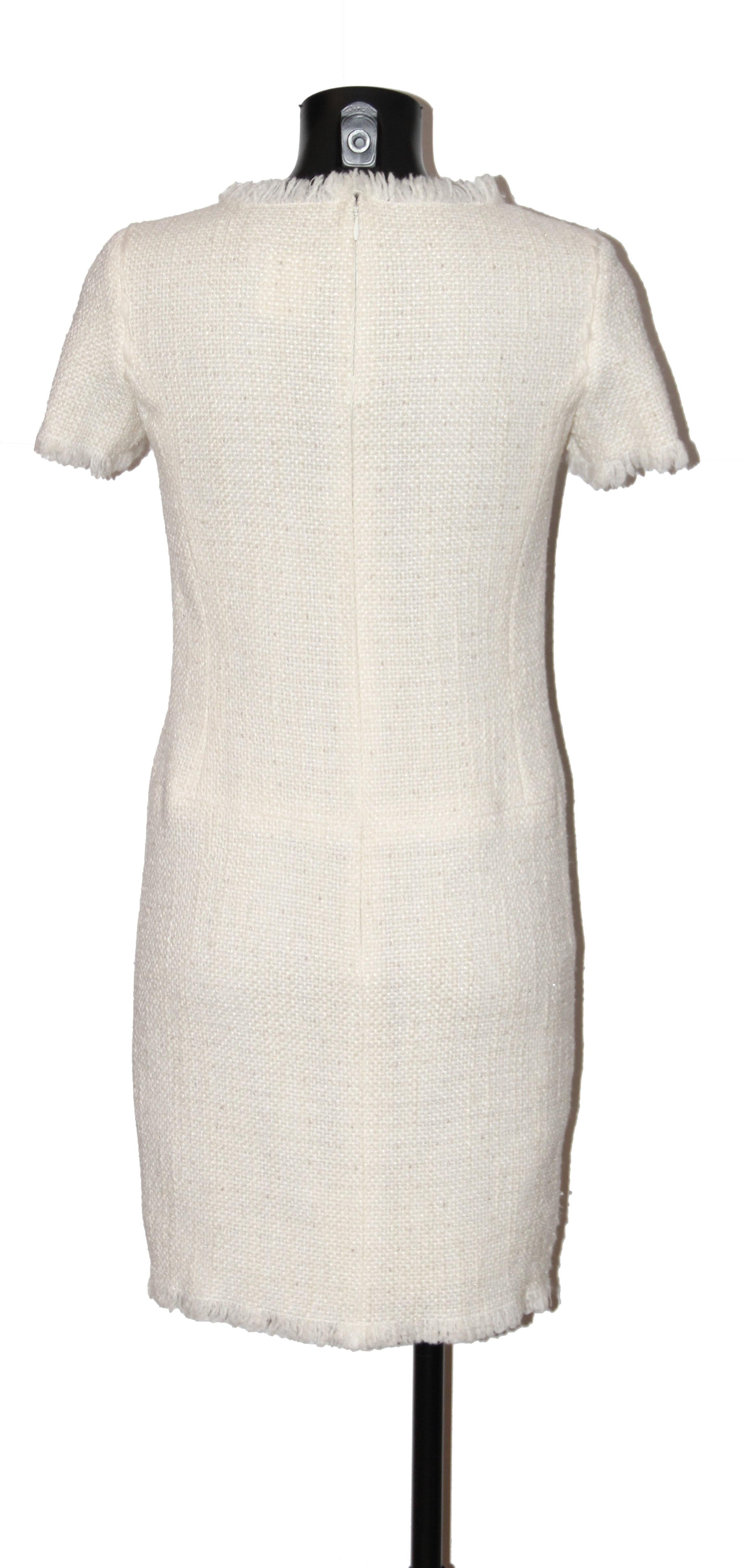 Elegant off-white wool tweed short-sleeve dress, black and off-white ribbon fringe in the front and a back zip closure. 
	
Collection: Fall Winter 2010 - 2011
Fabric: 86% wool, 6%cotton, 4% nylon, 3% other fibres
Lining : 100% silk
Color: