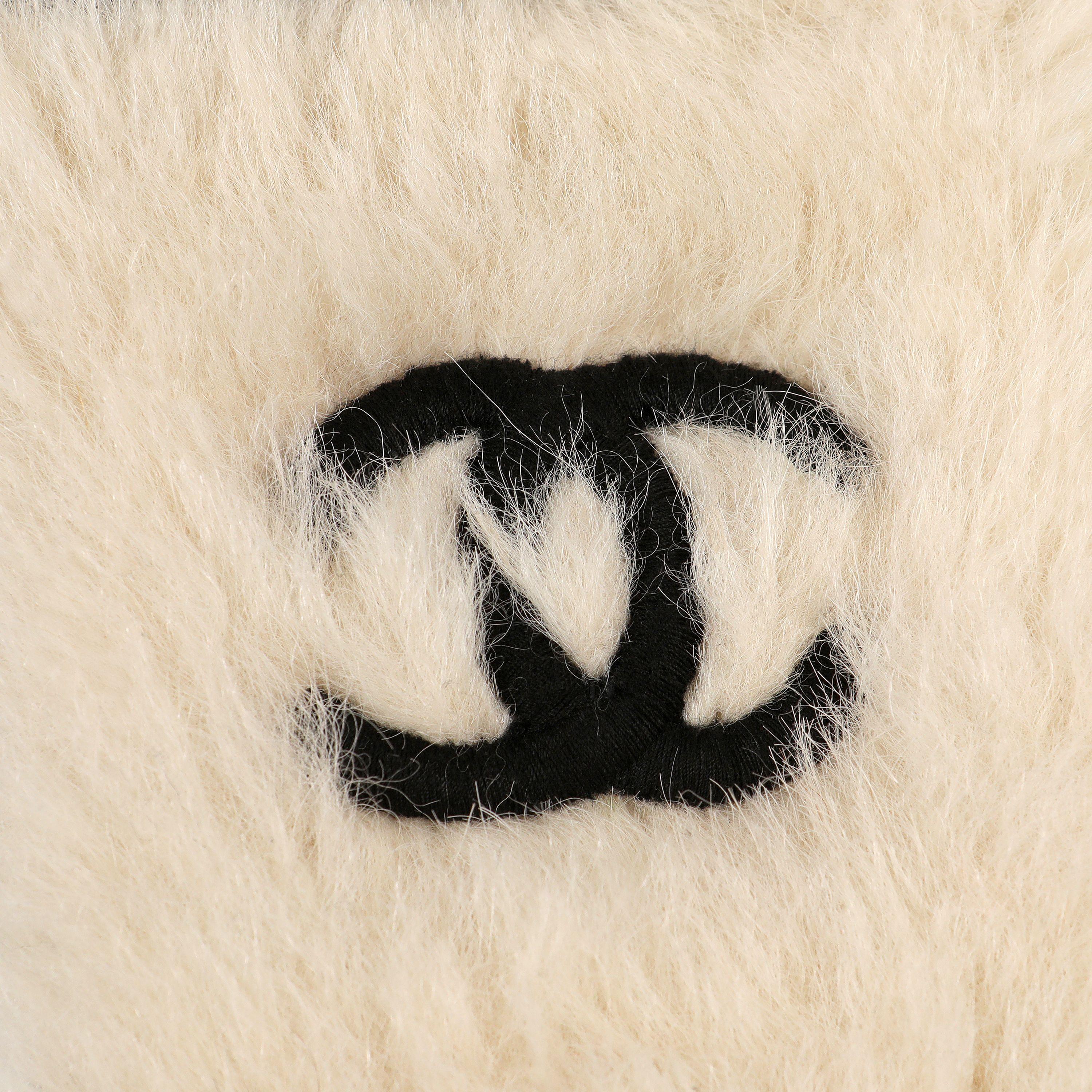 Chanel White Fur CC Gloves In Excellent Condition For Sale In Palm Beach, FL