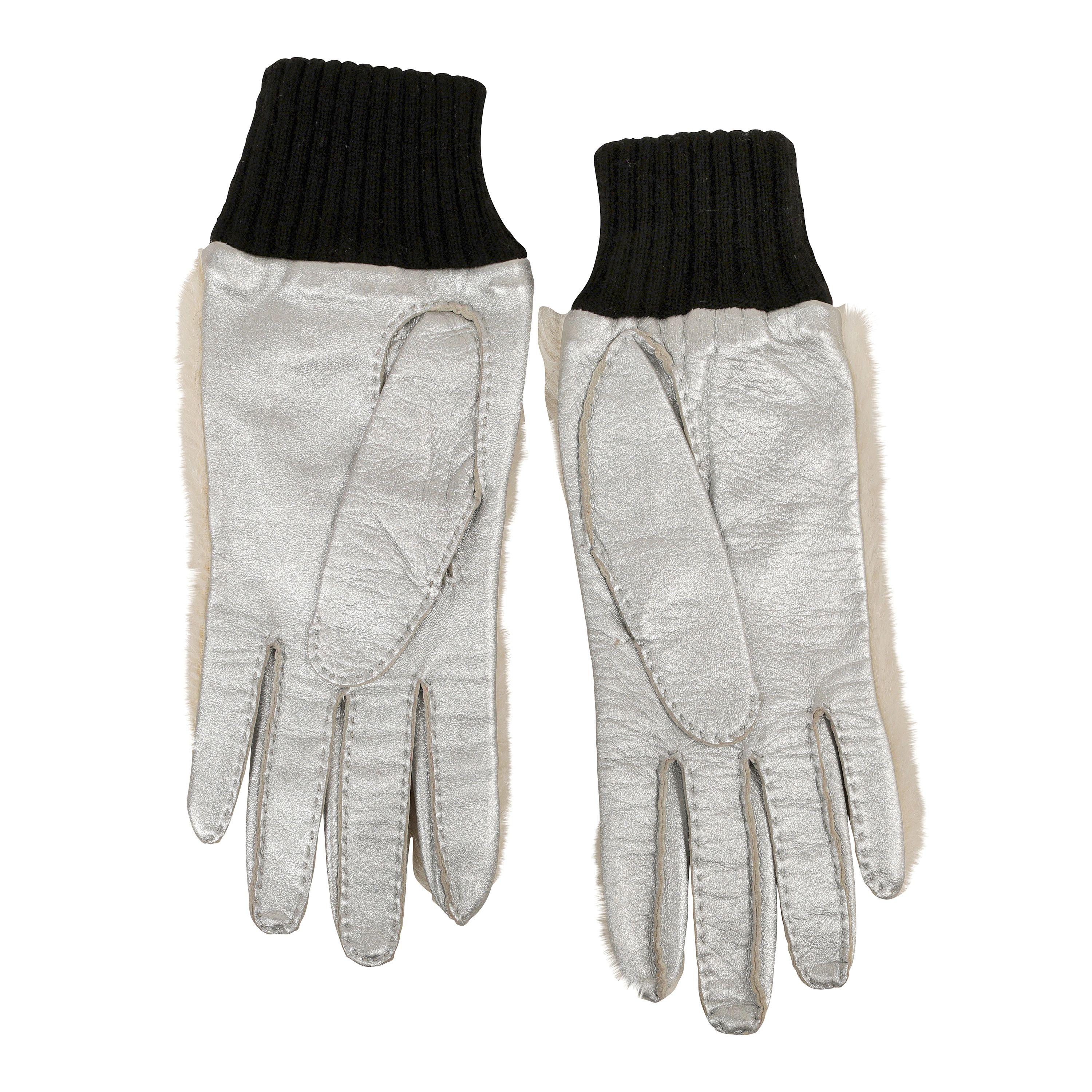 Women's or Men's Chanel White Fur CC Gloves For Sale