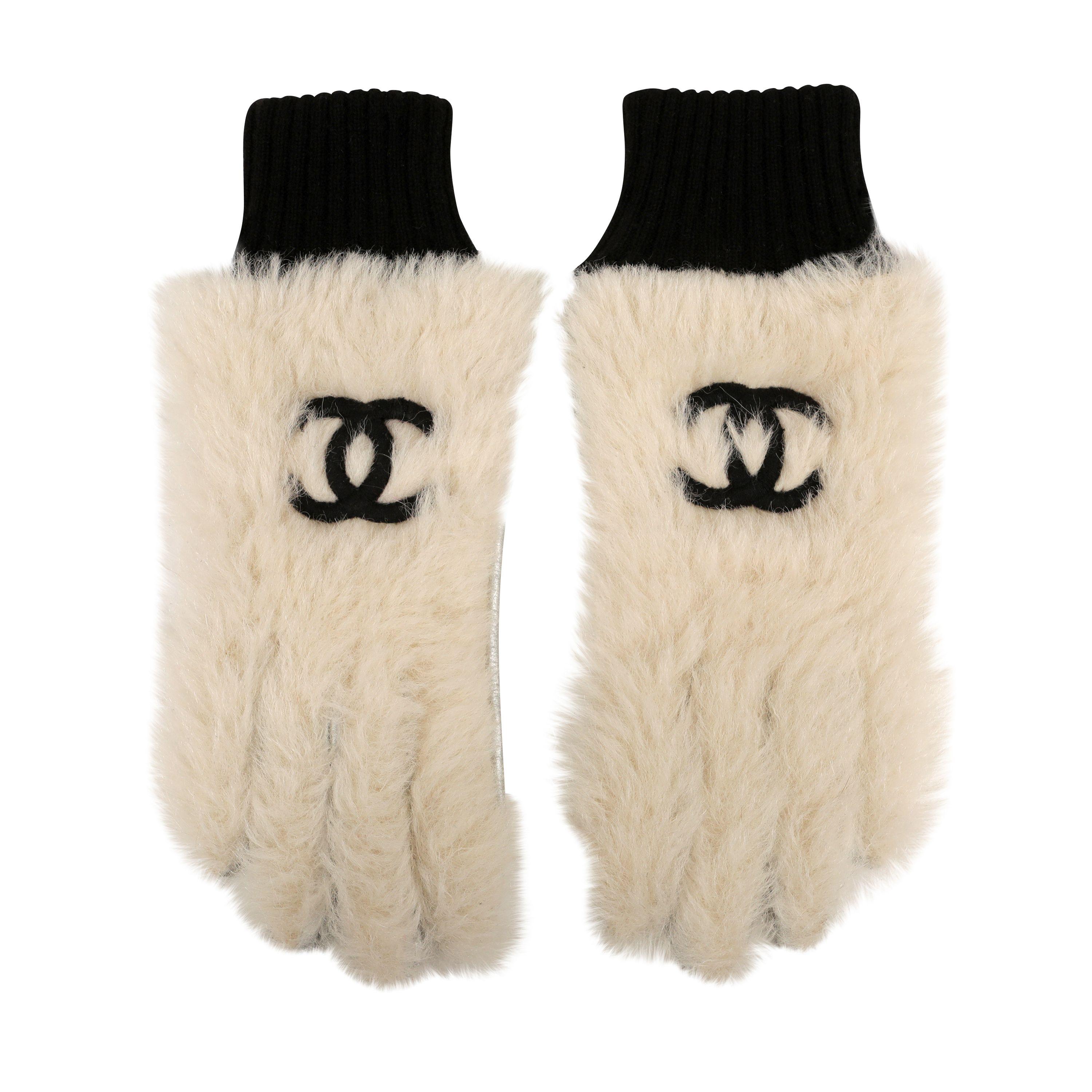 Chanel CC-Handschuhe aus weißem Pelz im Angebot 1