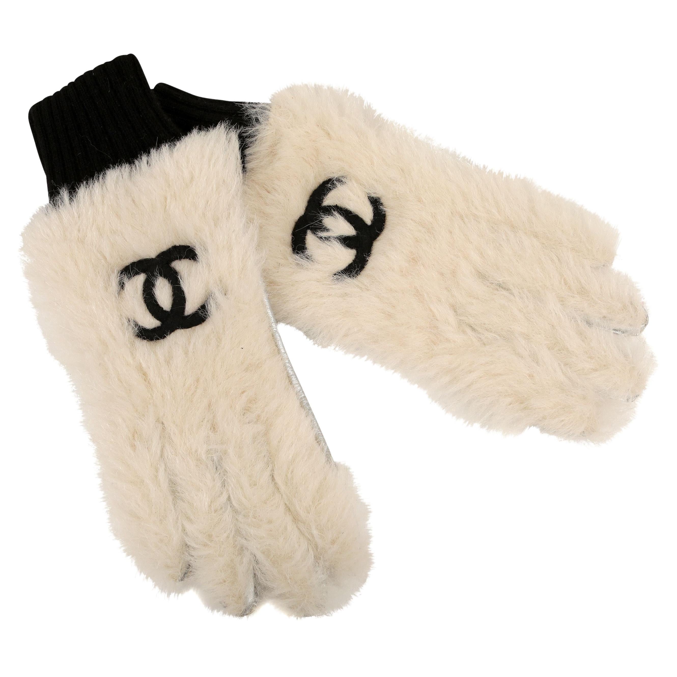 Gants CC en fourrure blanche Chanel