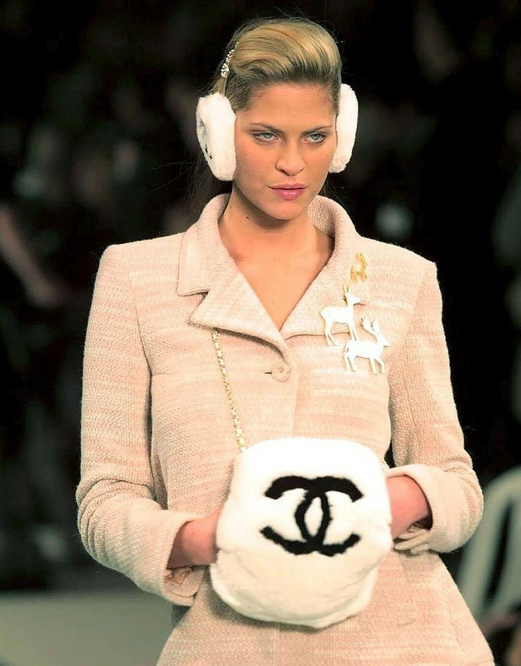 Chanel White Fur CC Logo Muff Satchel In Good Condition For Sale In Miami, FL