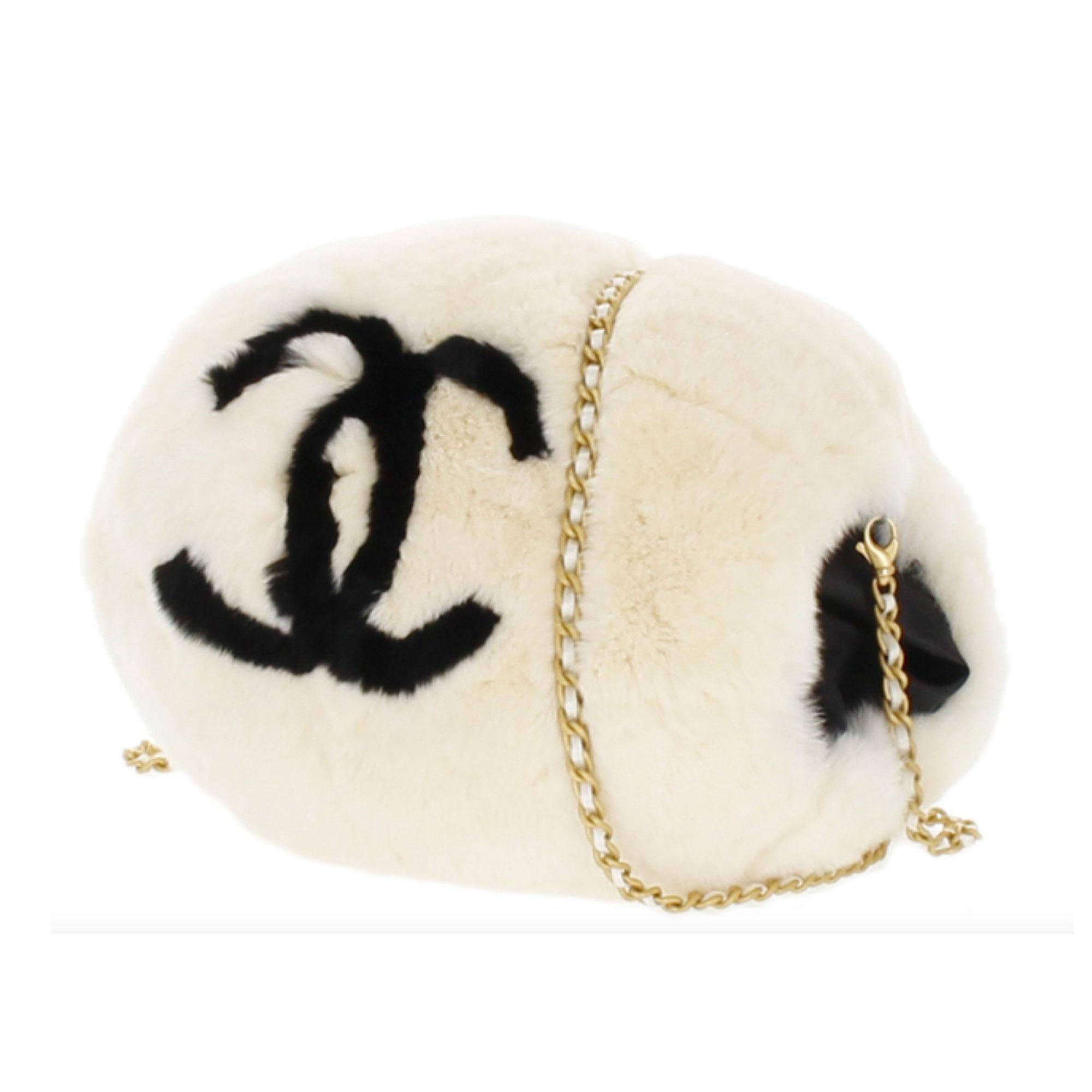 Sac à main Chanel en fourrure blanche avec logo CC en vente 1