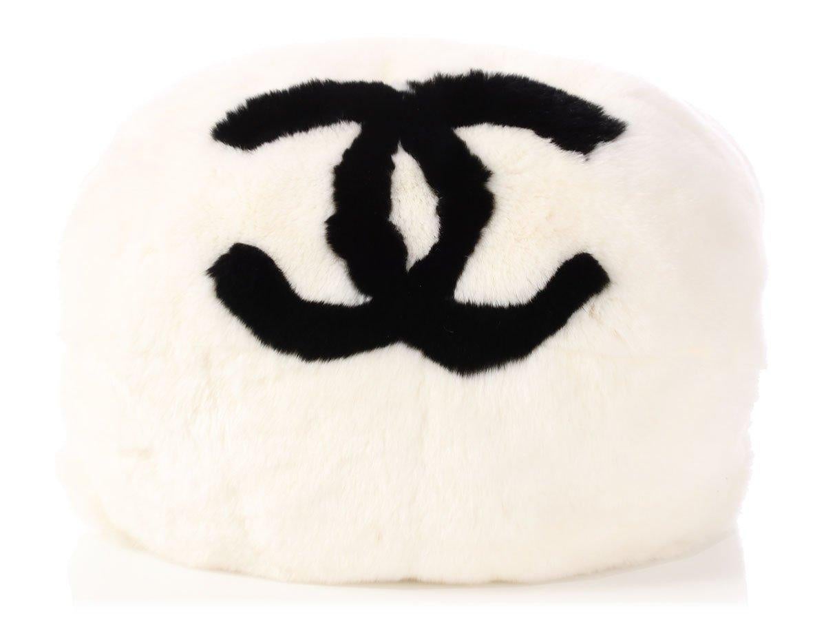 Sac à main Chanel en fourrure blanche avec logo CC en vente 2