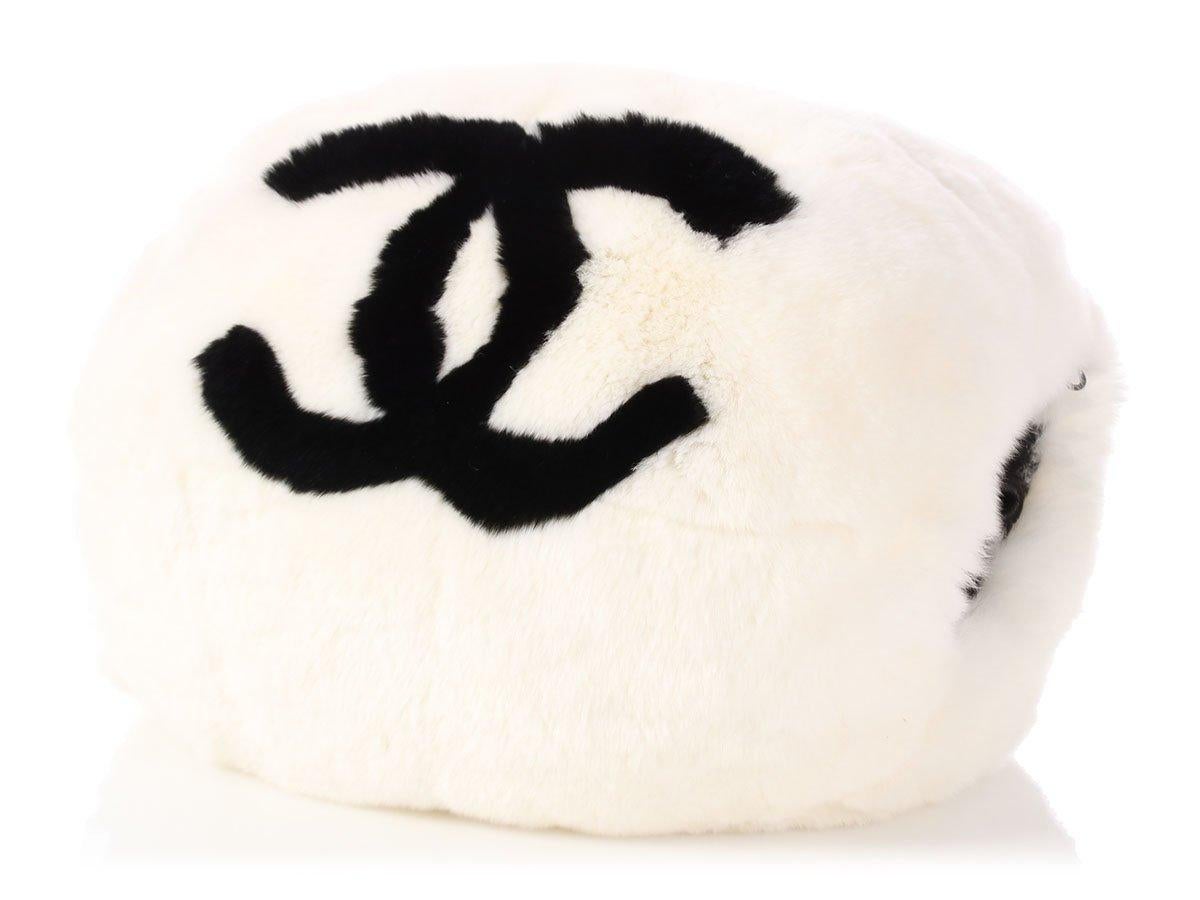 Chanel Weißes Fell CC Logo Muff Satchel im Angebot 3
