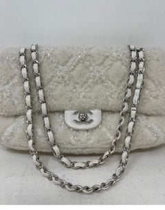 Chanel Medium Klappentasche aus weißem Pelz