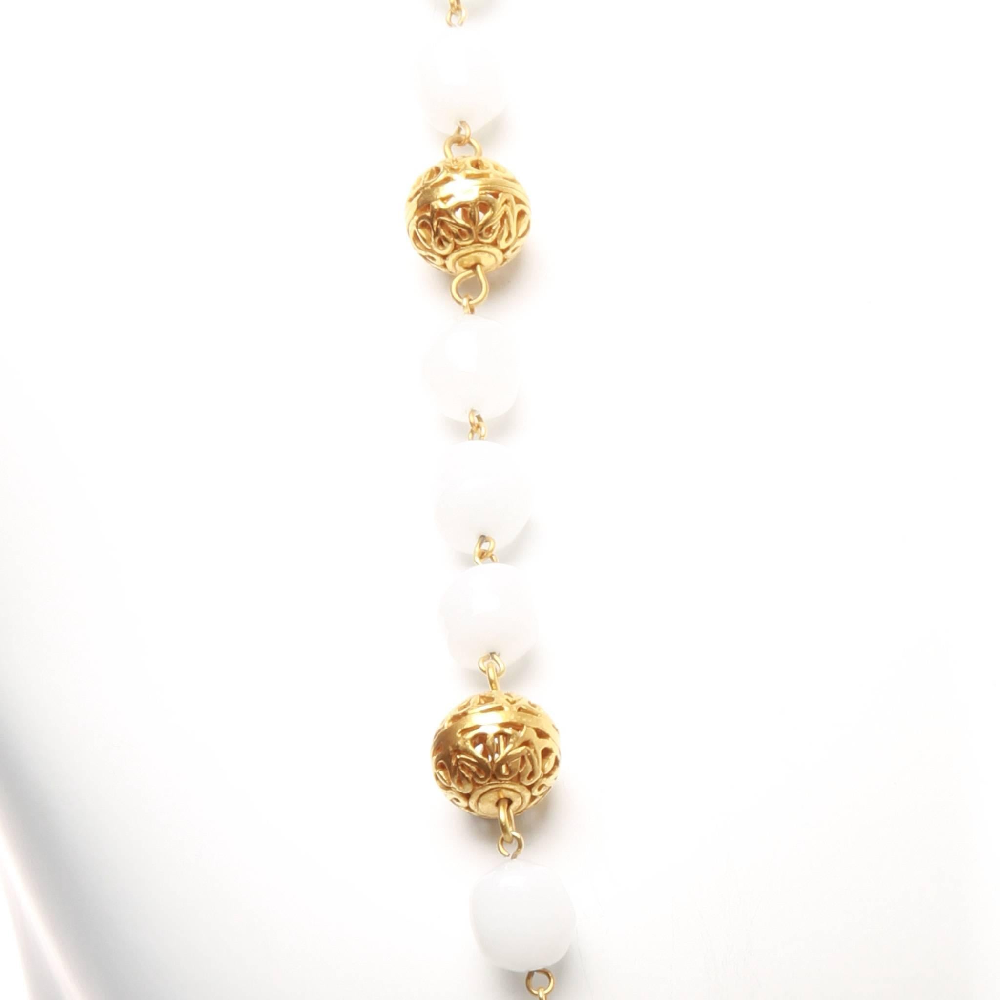 FINAL SALE

Chanel white glass and gold beaded necklace featuring gold-tone metal accents.

Fastener: Hook closure with CC accent.

Stamped 95 A - Fall 1995