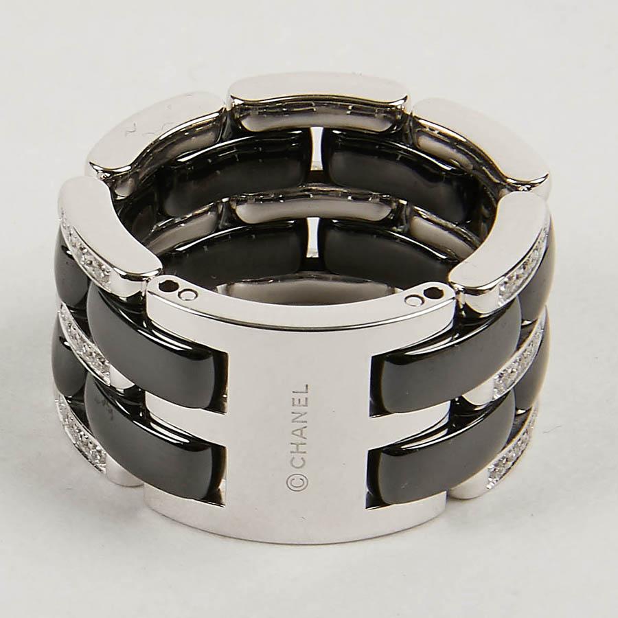 The Chanel Ultra ring is a large pattern in black ceramic, white gold and 40 diamonds. In very good condition, polished at CHANEL (see attestation). Size 54 (FR). Made in France.
Delivered in a white box and its box CHANEL
