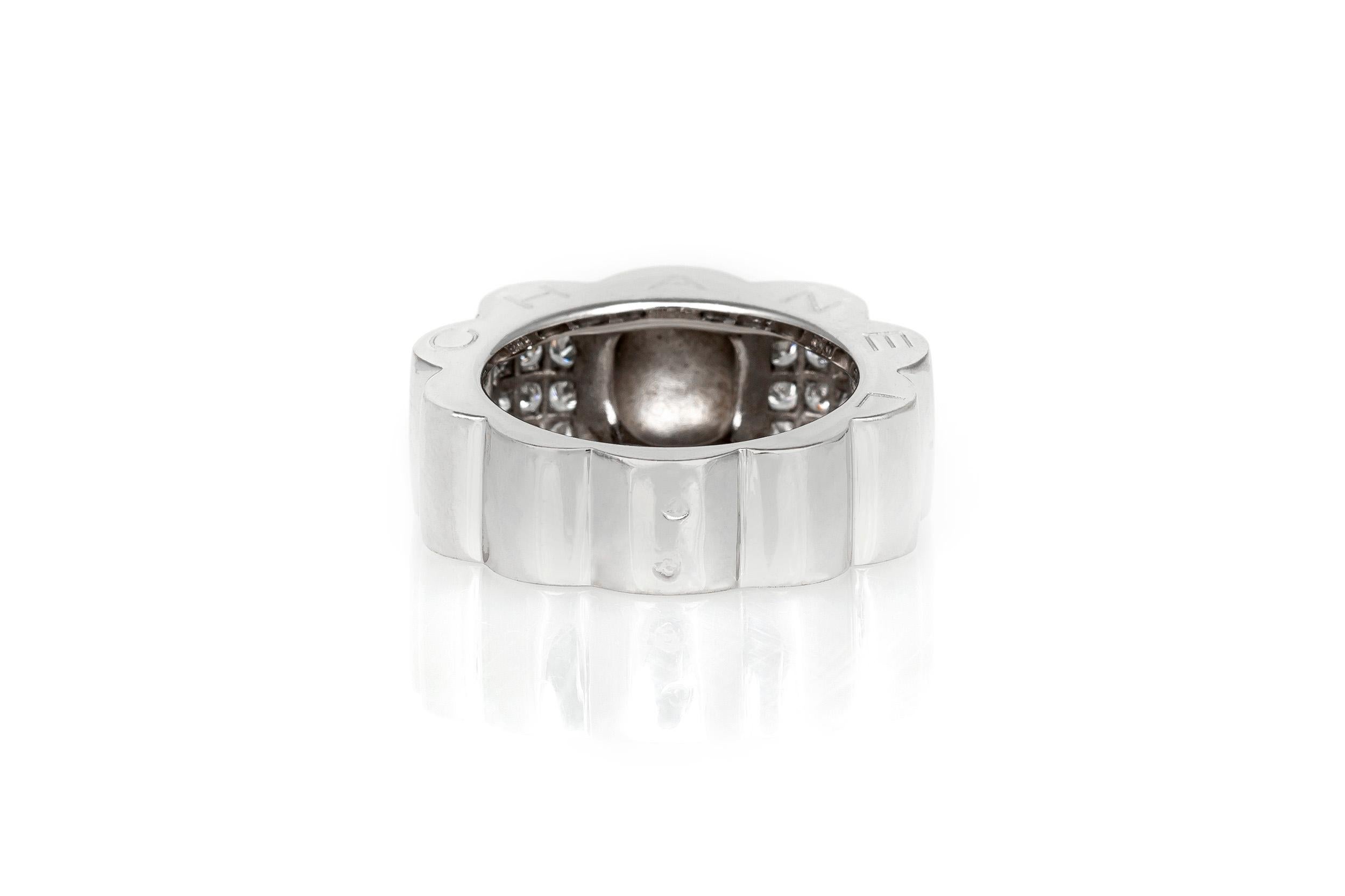 Chanel White Gold and Diamond Ring In Good Condition For Sale In New York, NY