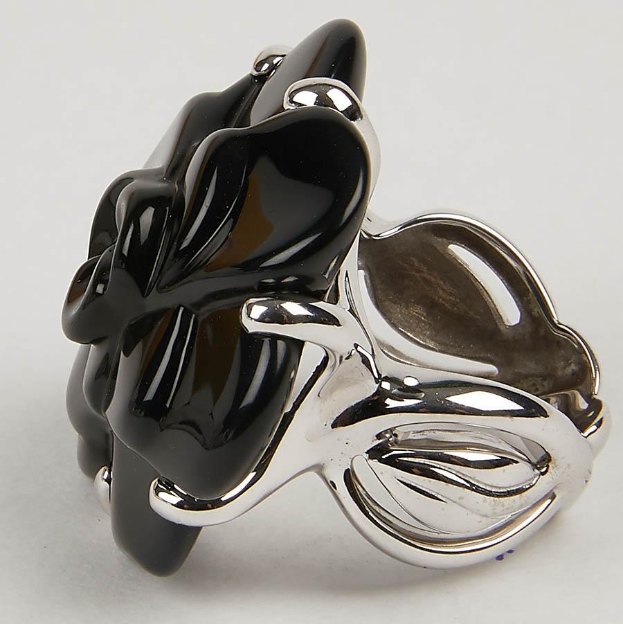Iconic model of the House of CHANEL, this ring adorned with a black Camellia (onyx) in 18k white gold openwork, inspiring a tortuous branching. It is signed Chanel and numbered. It is like new, polishing and cleaning at CHANEL.
The weight of the